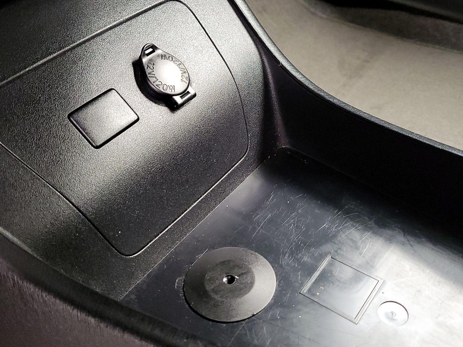 Thumbnail: 2015 Toyota Prius - 18