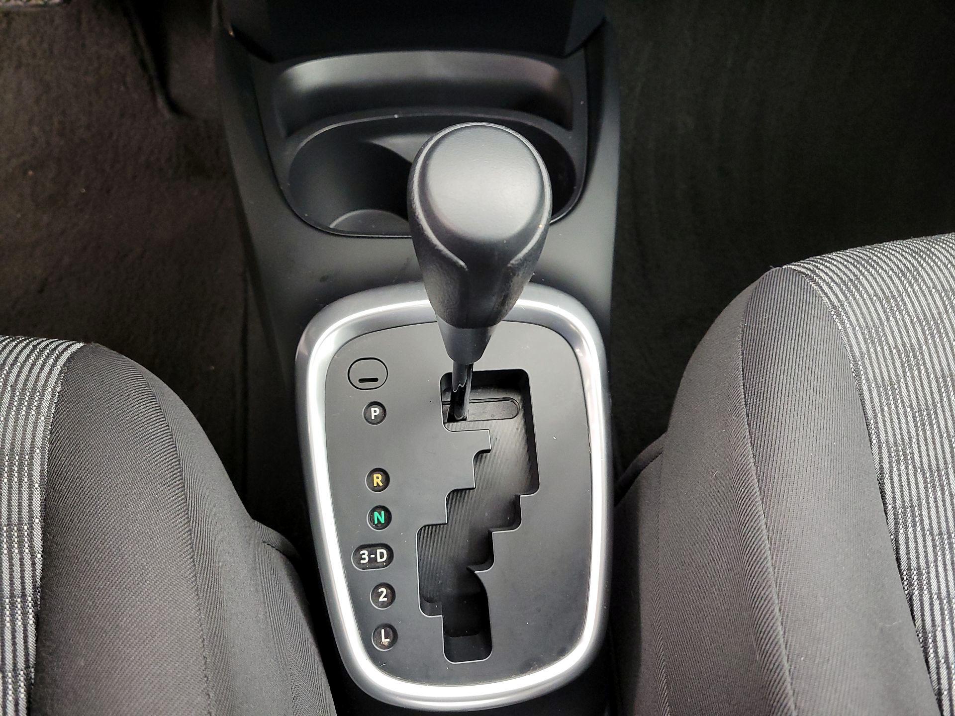 Thumbnail: 2015 Toyota Yaris - 15