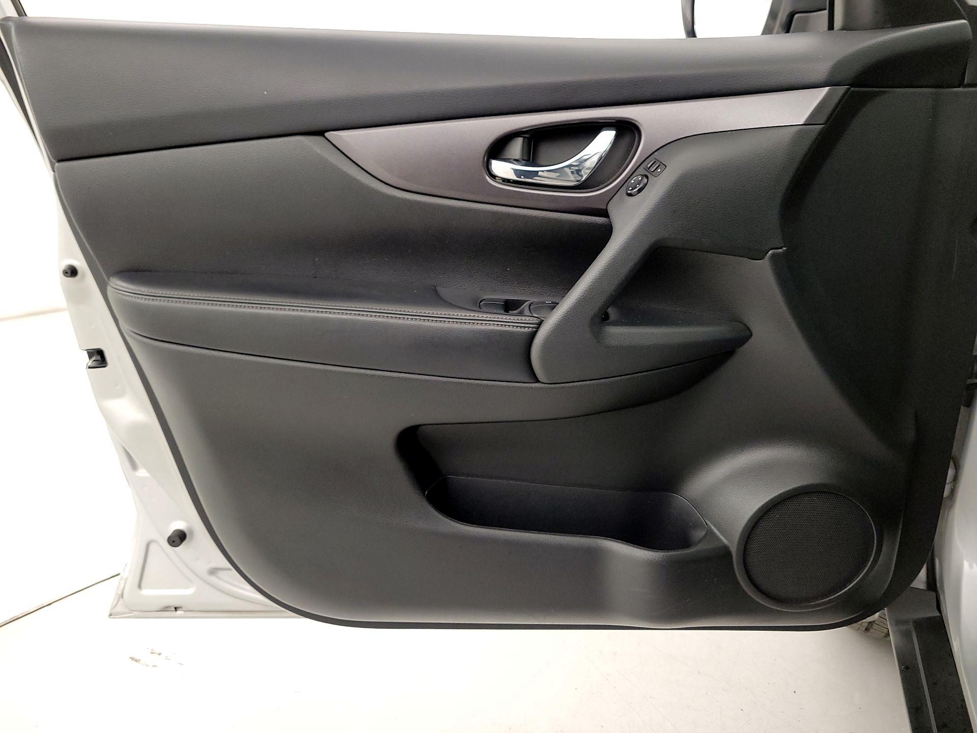 Thumbnail: 2016 Nissan Rogue - 12