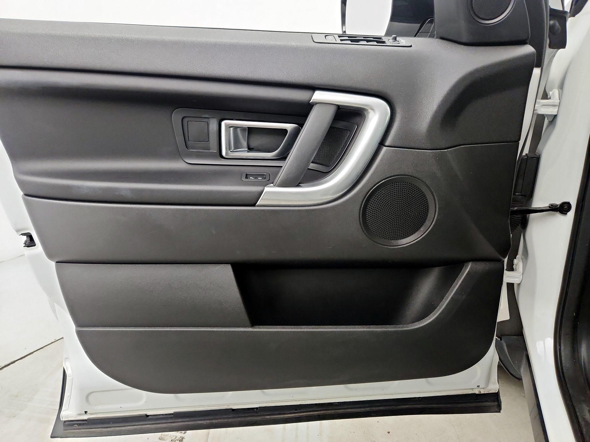 Thumbnail: 2018 Land Rover Discovery Sport - 12