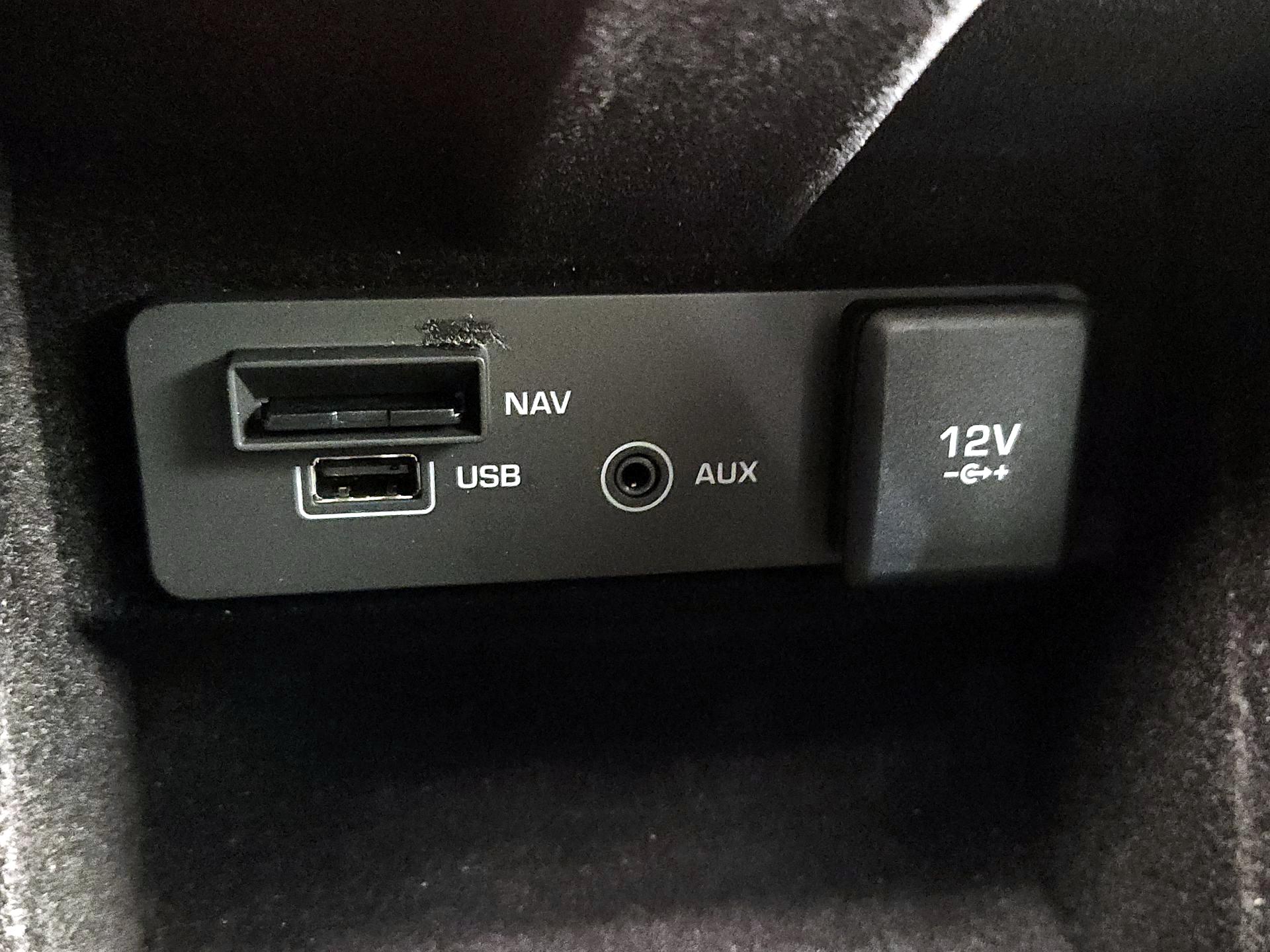 Thumbnail: 2019 Land Rover Discovery Sport - 18