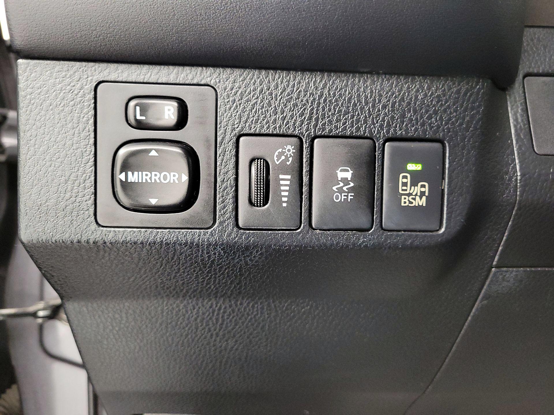 Thumbnail: 2014 Toyota RAV4 - 13