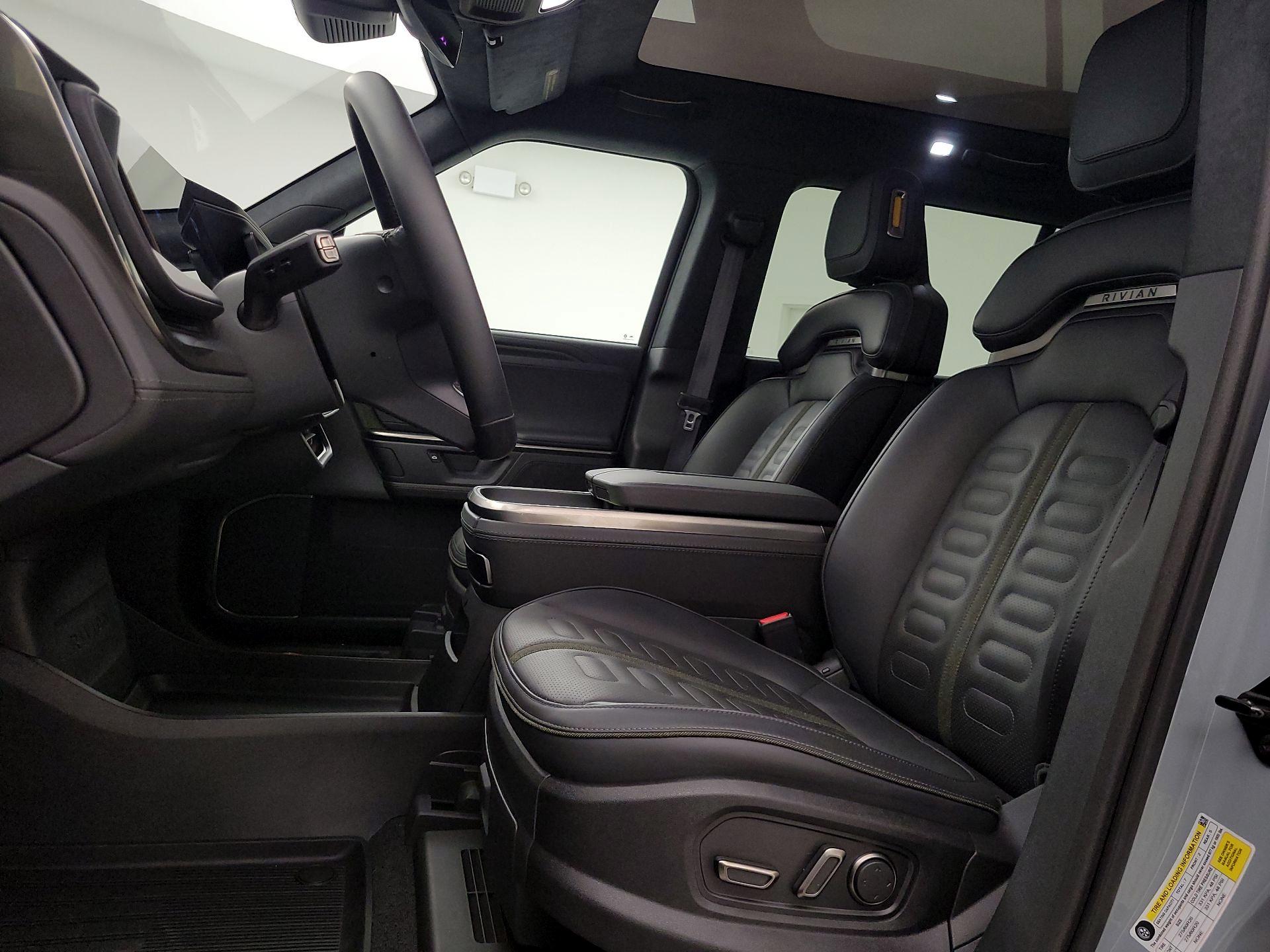 Thumbnail: 2025 Rivian R1S - 11