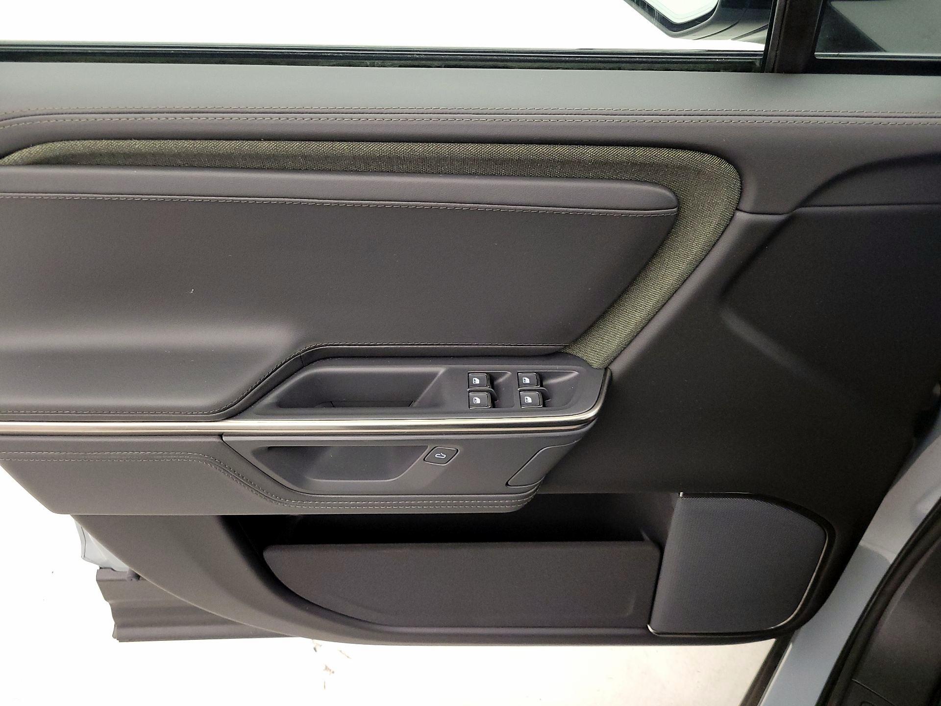 Thumbnail: 2025 Rivian R1S - 12