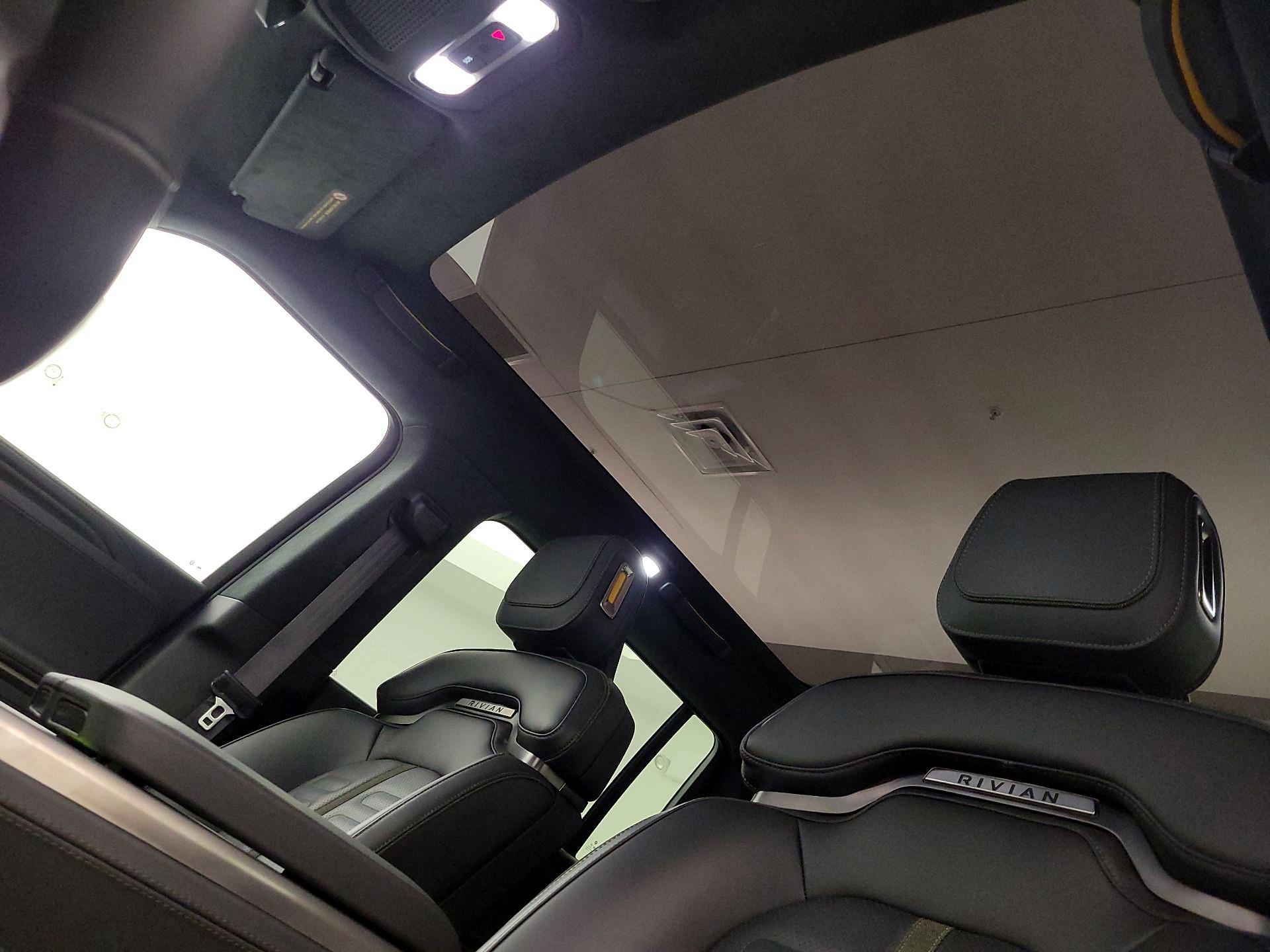 Thumbnail: 2025 Rivian R1S - 19