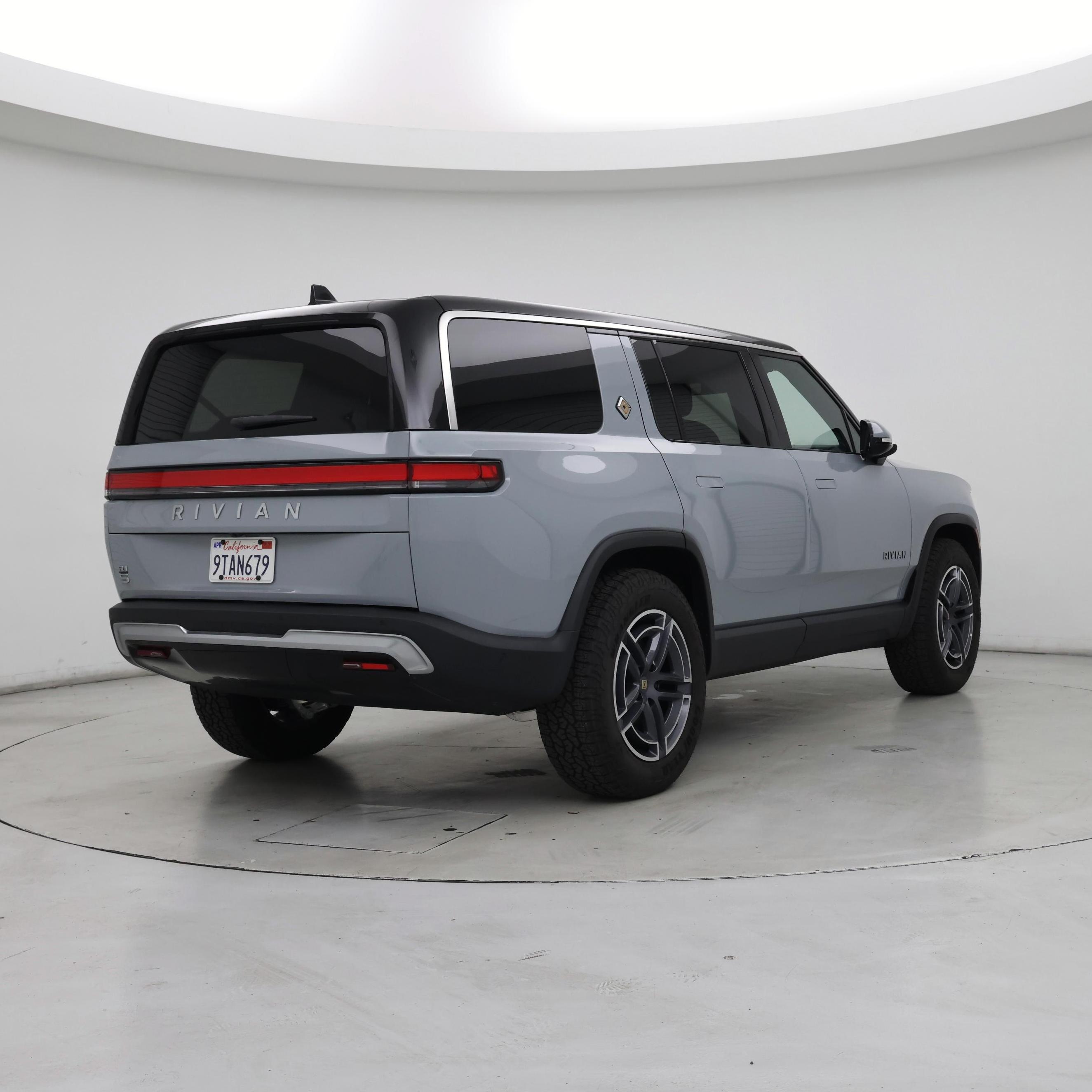 Thumbnail: 2025 Rivian R1S - 8