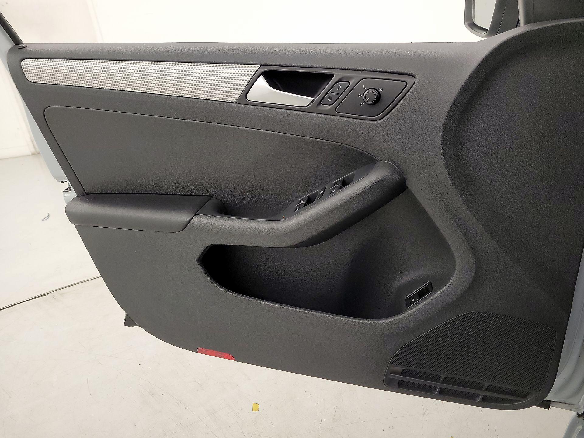 Thumbnail: 2017 Volkswagen Jetta - 12