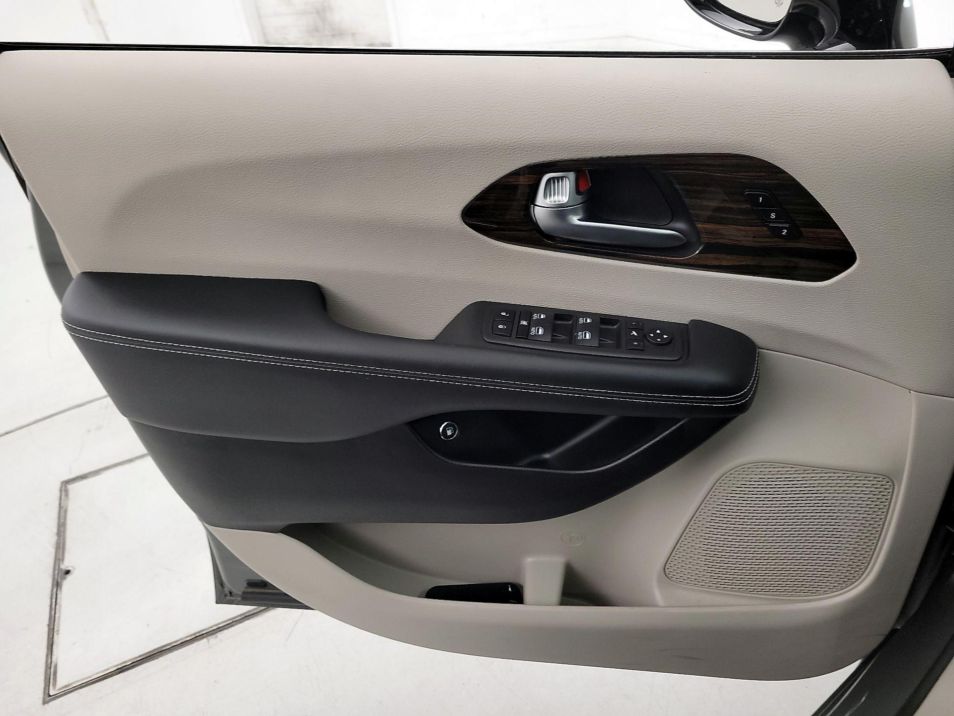 Thumbnail: 2023 Chrysler Pacifica - 12