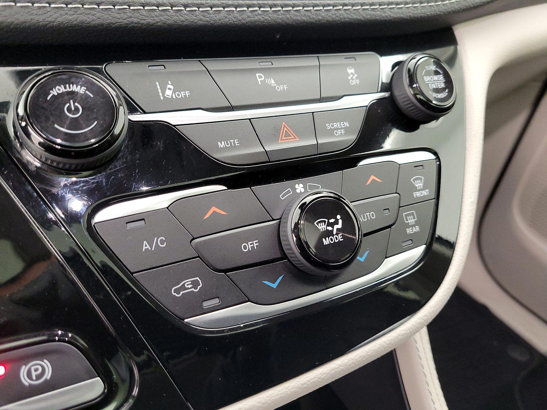 Thumbnail: 2023 Chrysler Pacifica - 17