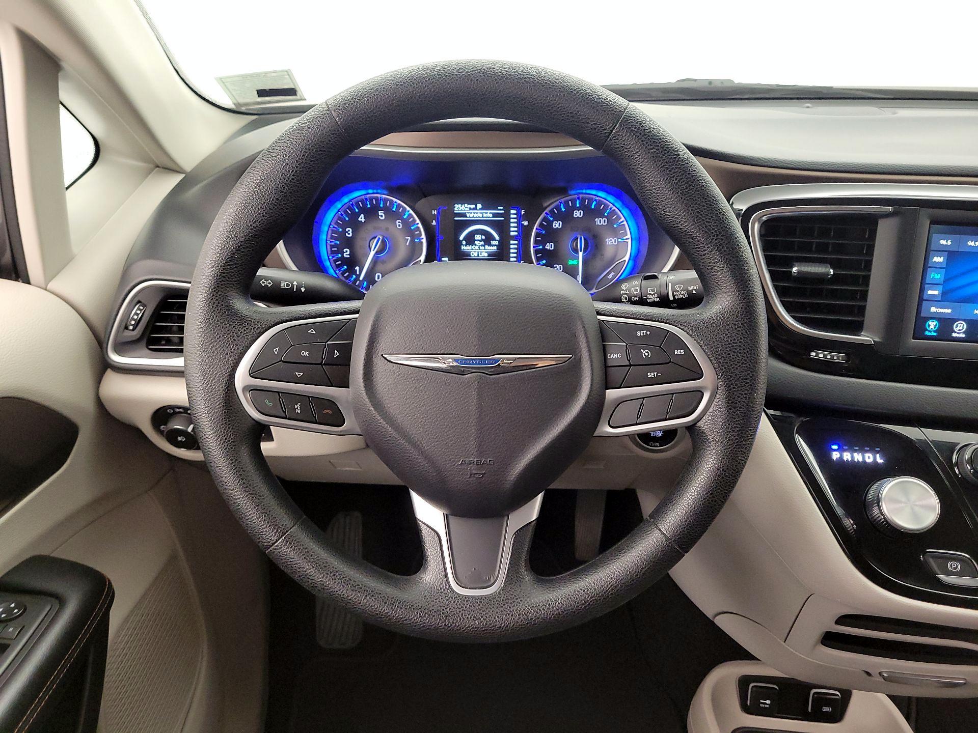 Thumbnail: 2019 Chrysler Pacifica - 10