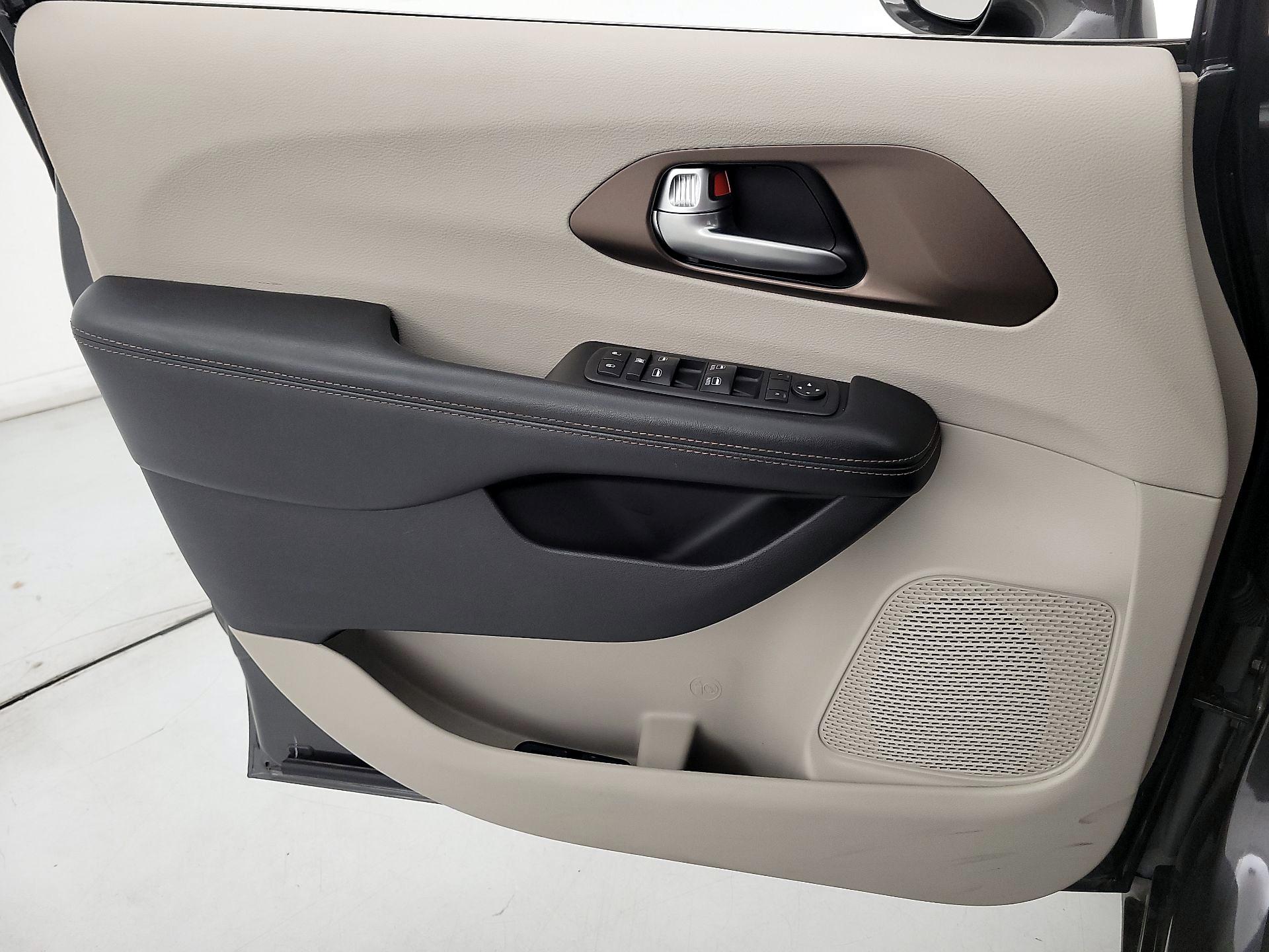 Thumbnail: 2019 Chrysler Pacifica - 12