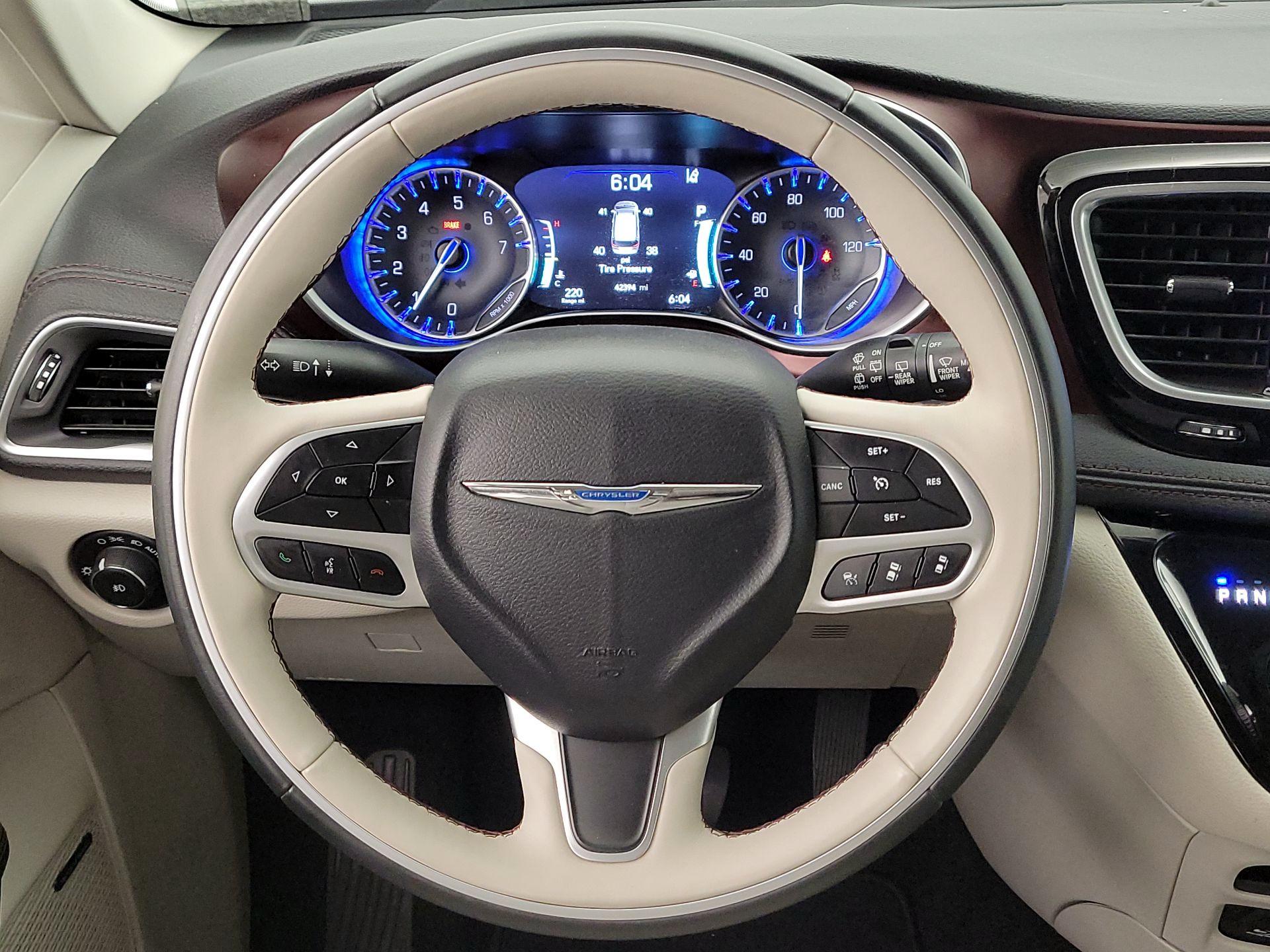 Thumbnail: 2017 Chrysler Pacifica - 10