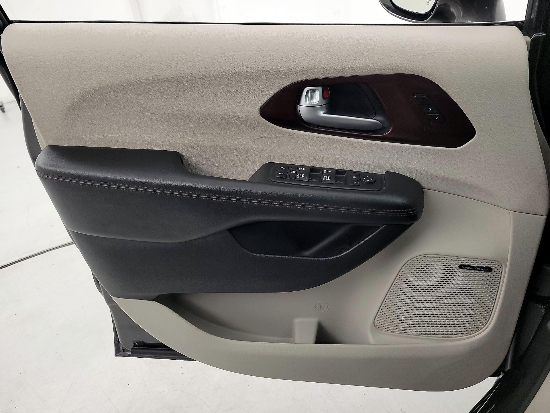 Thumbnail: 2017 Chrysler Pacifica - 12