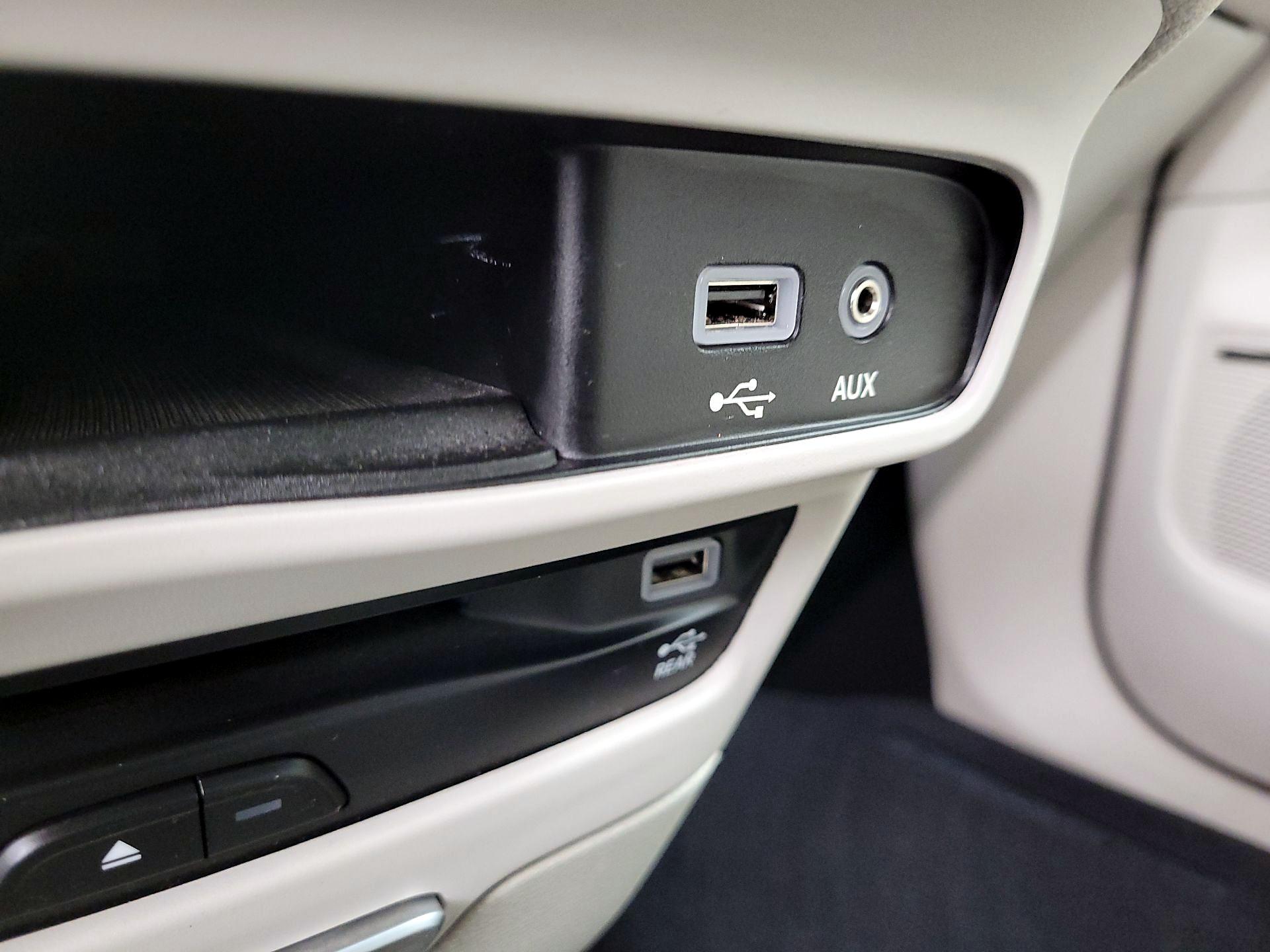 Thumbnail: 2017 Chrysler Pacifica - 19