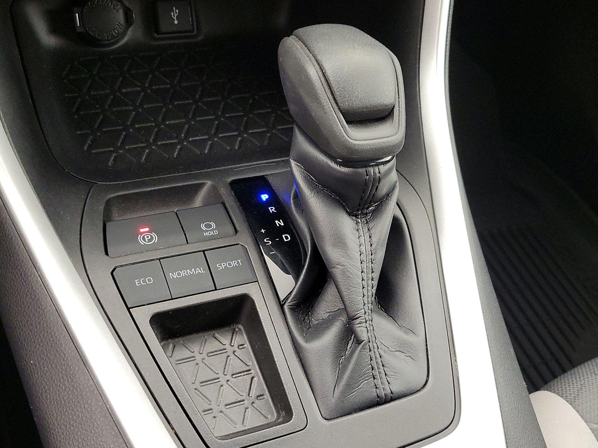 Thumbnail: 2022 Toyota RAV4 - 17