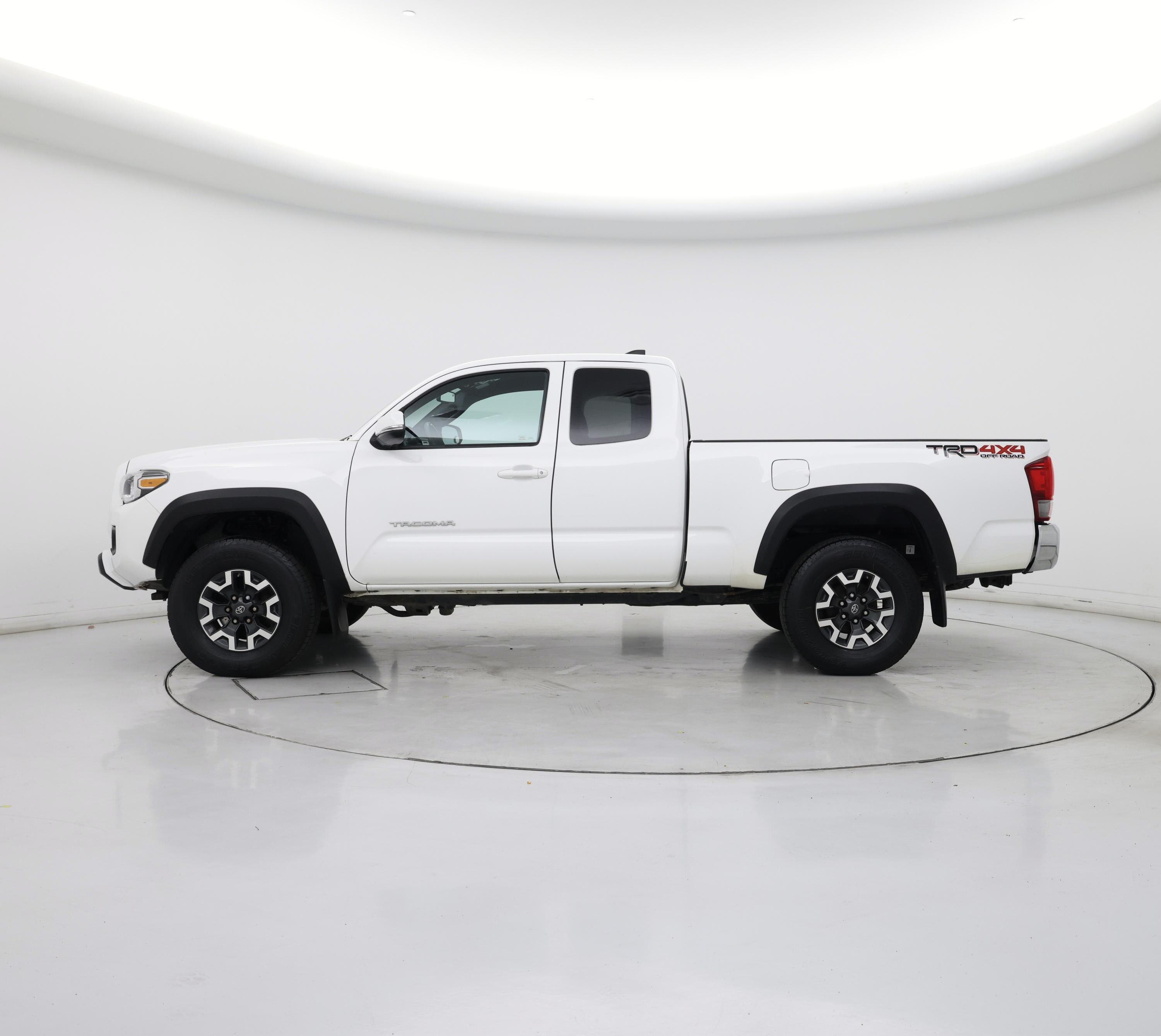 Thumbnail: 2017 Toyota Tacoma - 3