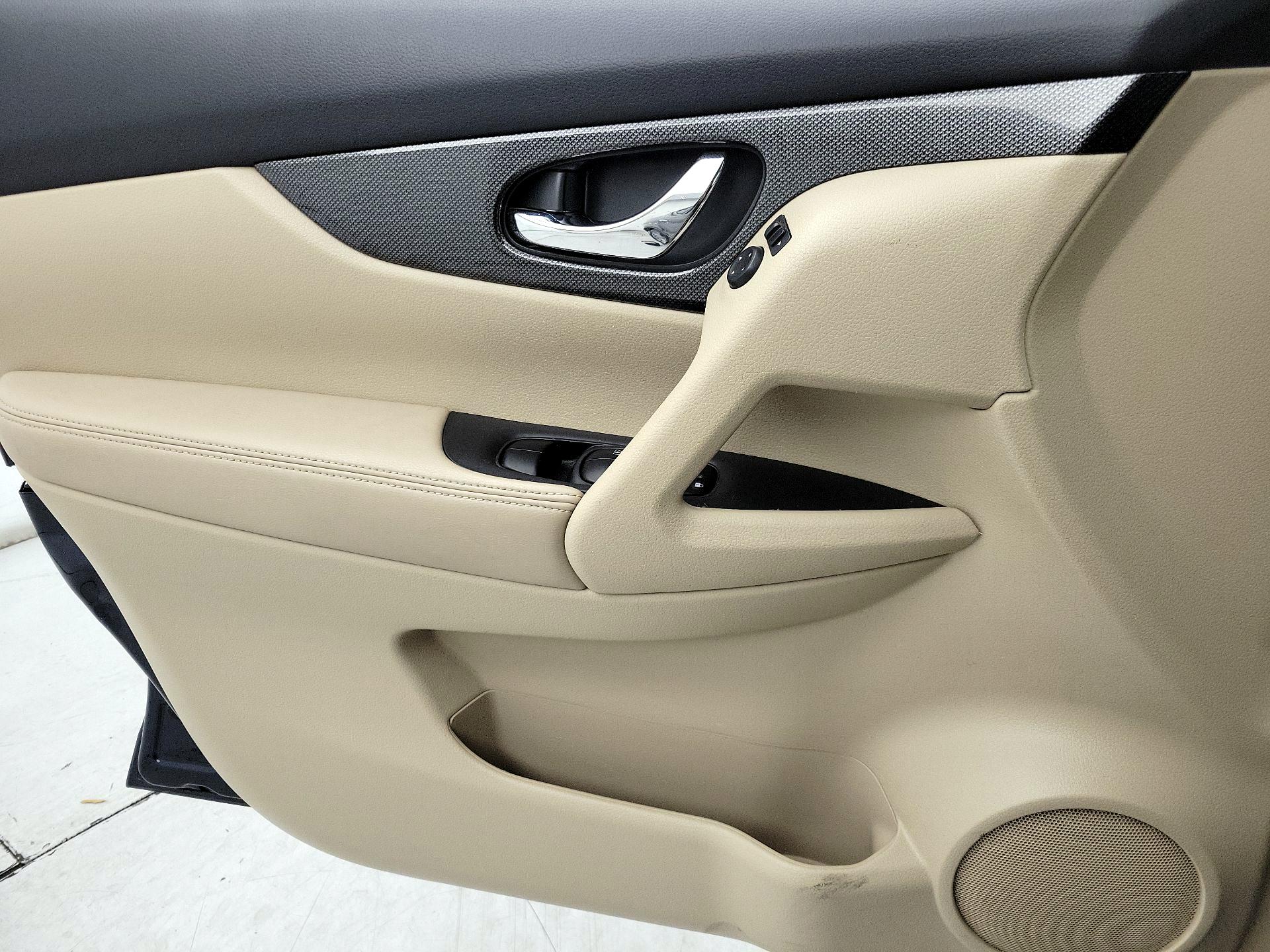 Thumbnail: 2016 Nissan Rogue - 12