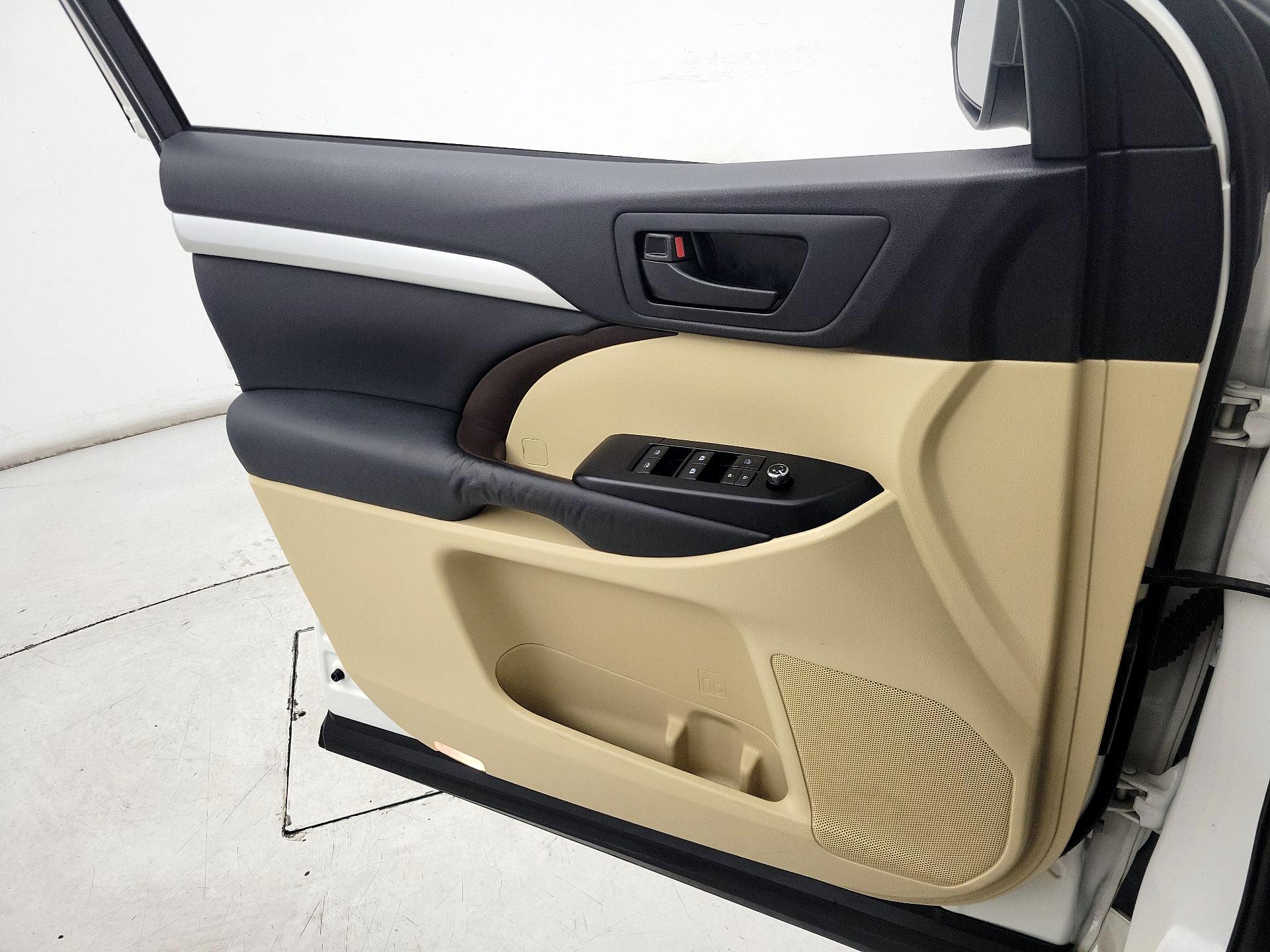 Thumbnail: 2015 Toyota Highlander - 12