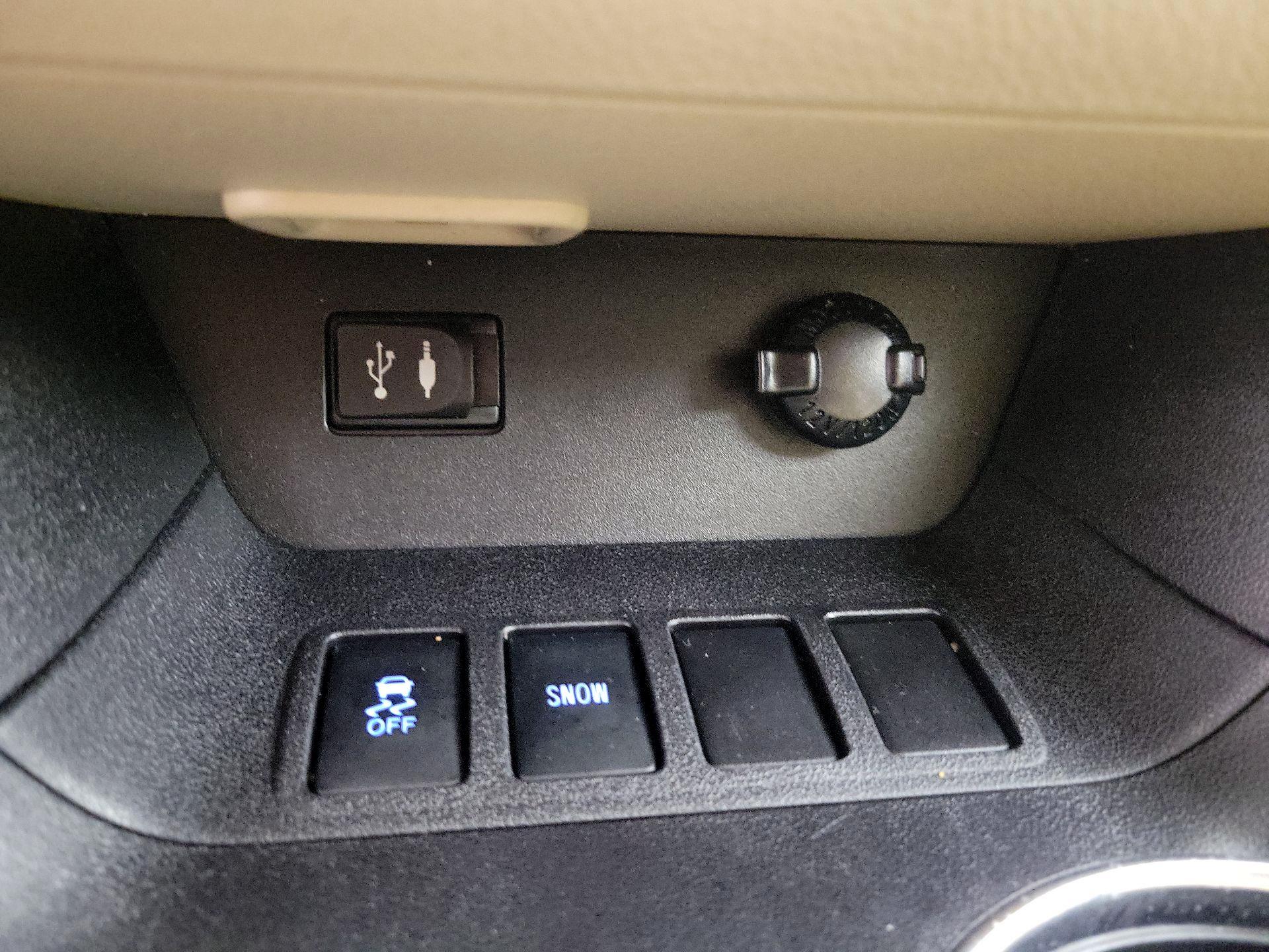 Thumbnail: 2015 Toyota Highlander - 18