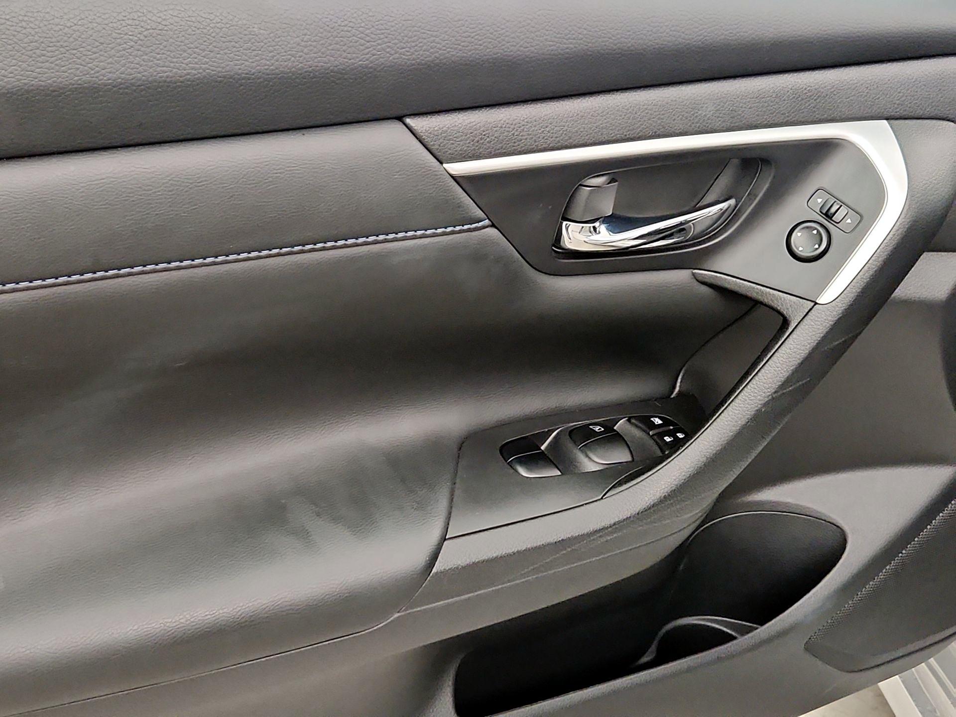 Thumbnail: 2016 Nissan Altima - 12