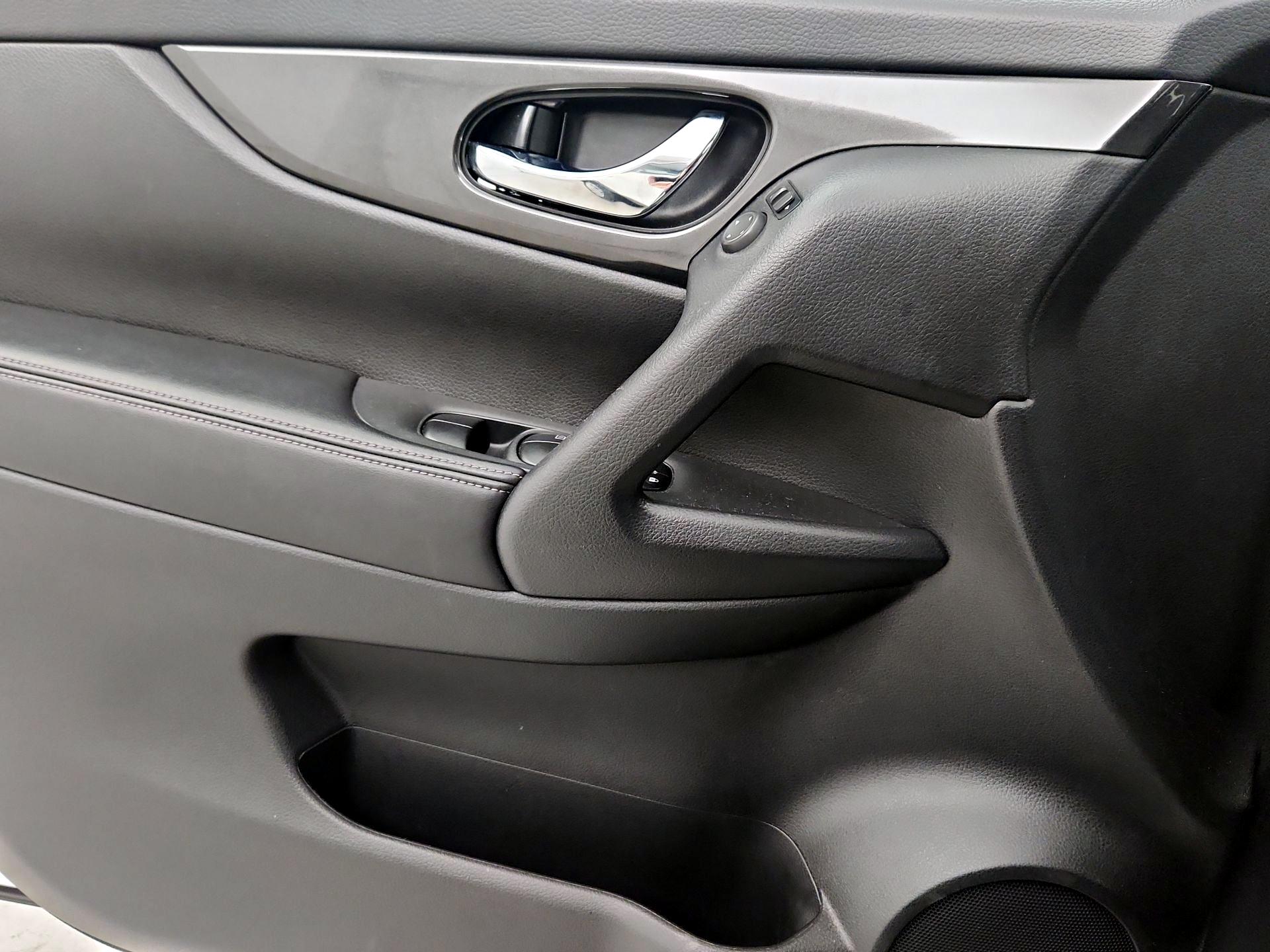 Thumbnail: 2017 Nissan Rogue - 12