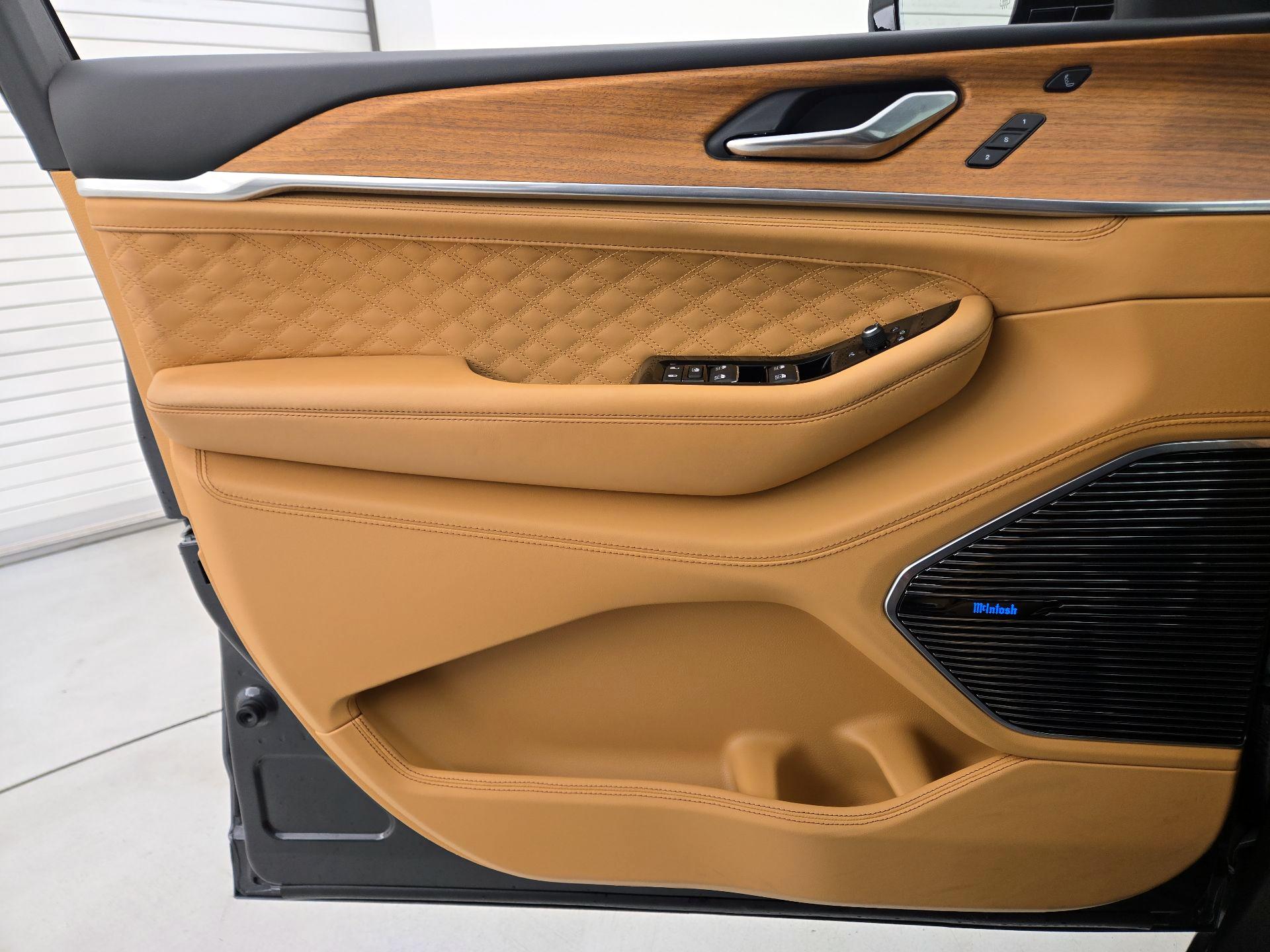 Thumbnail: 2022 Jeep Grand Cherokee - 12