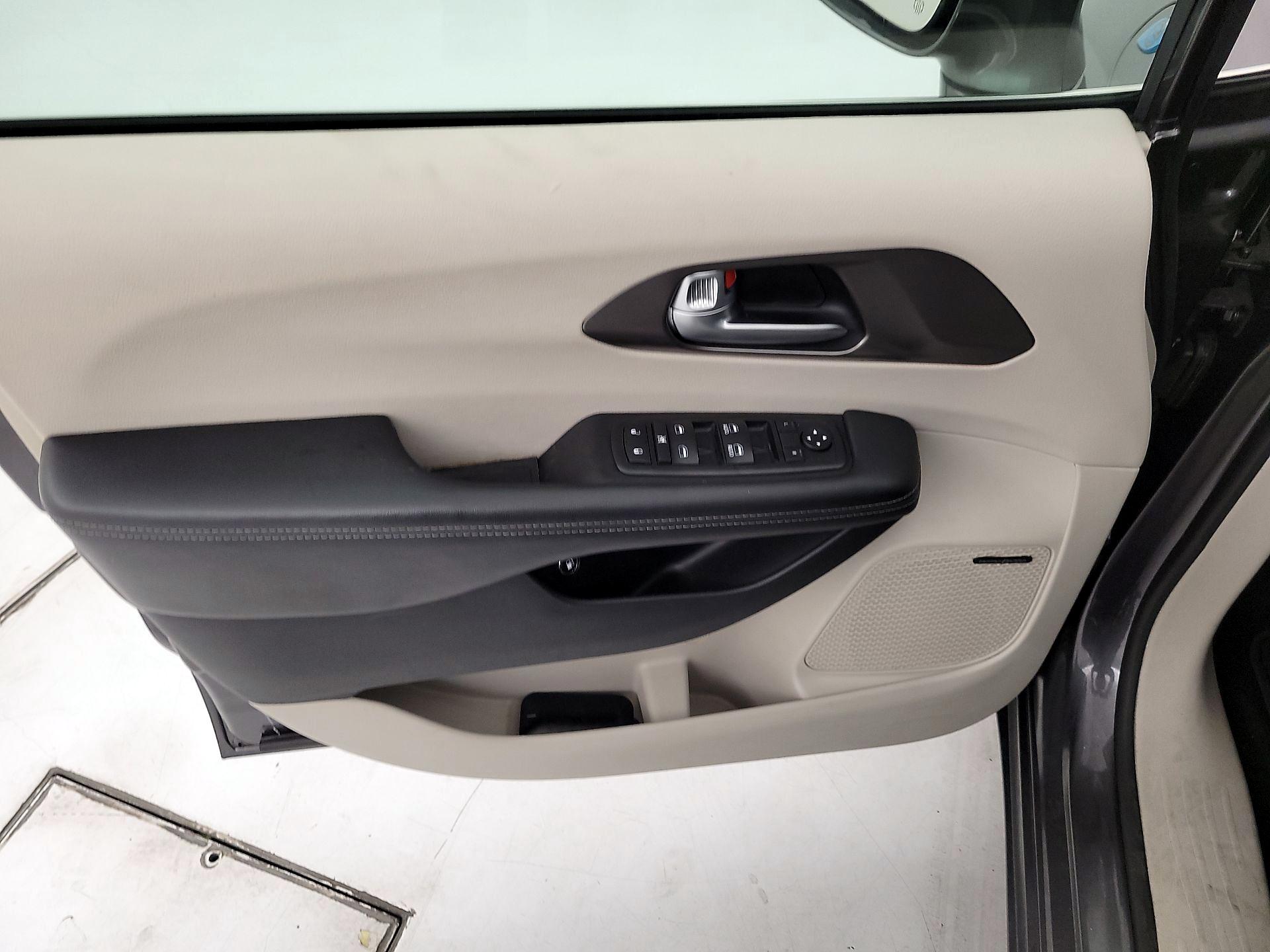 Thumbnail: 2018 Chrysler Pacifica - 12