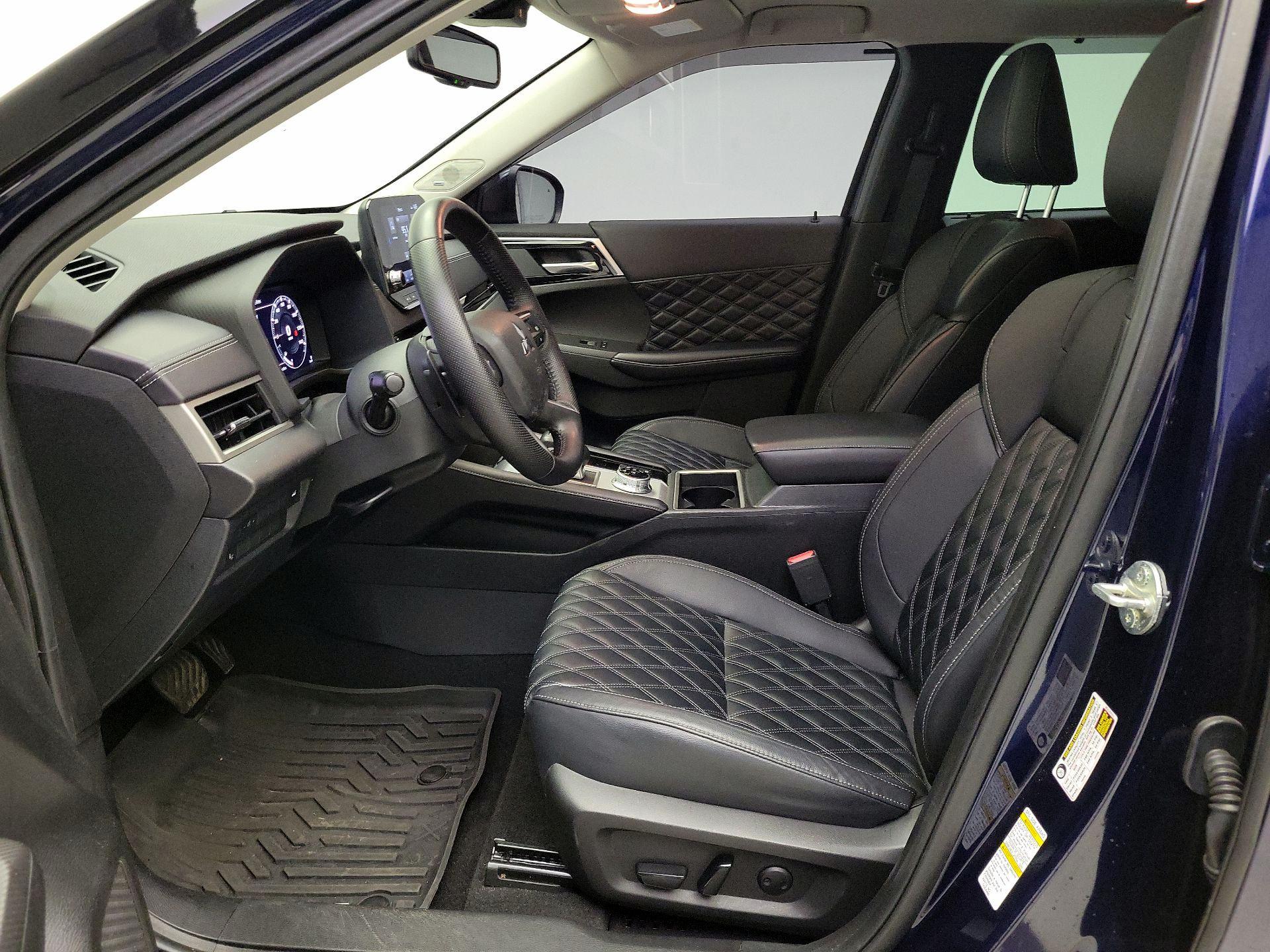 Thumbnail: 2023 Mitsubishi Outlander - 11