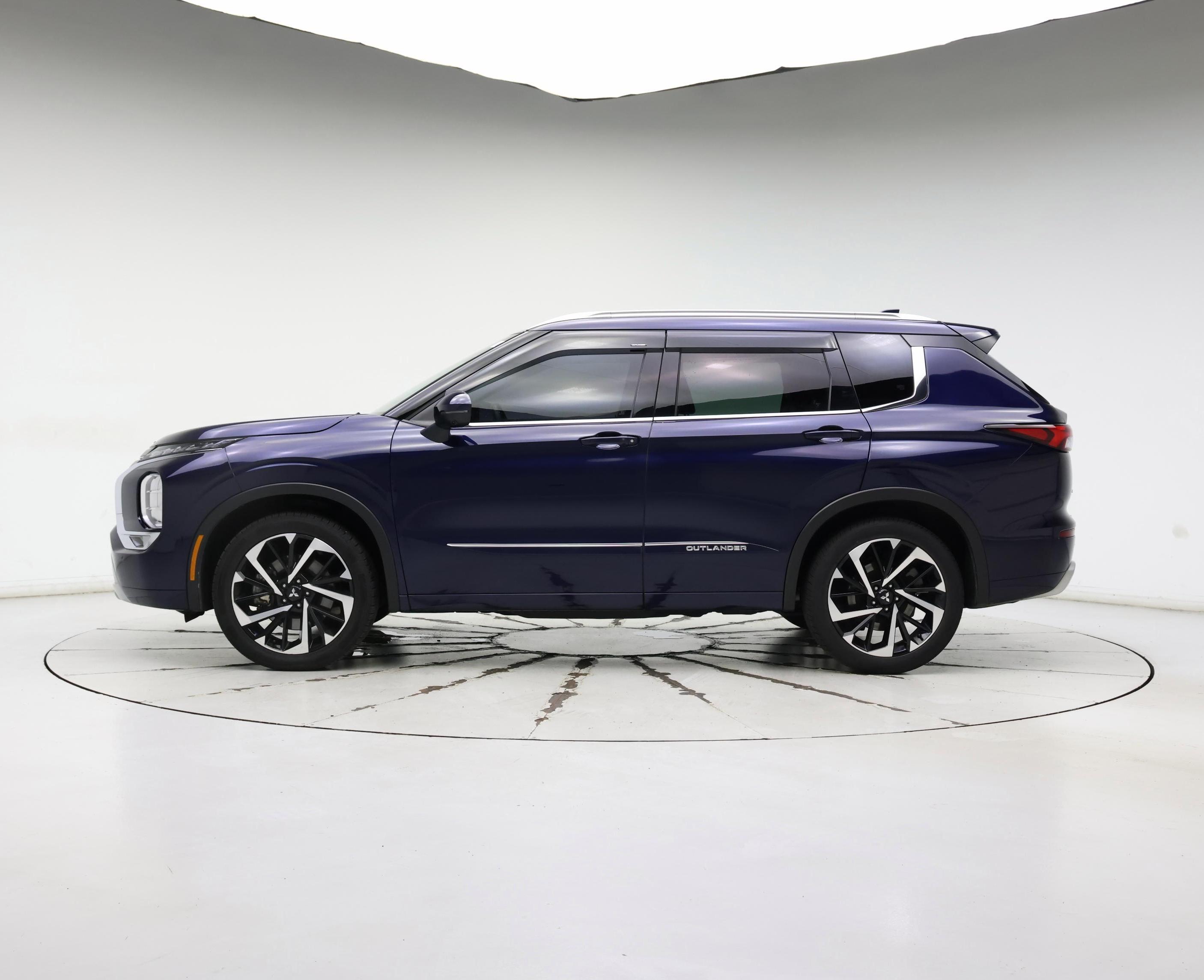 Thumbnail: 2023 Mitsubishi Outlander - 3
