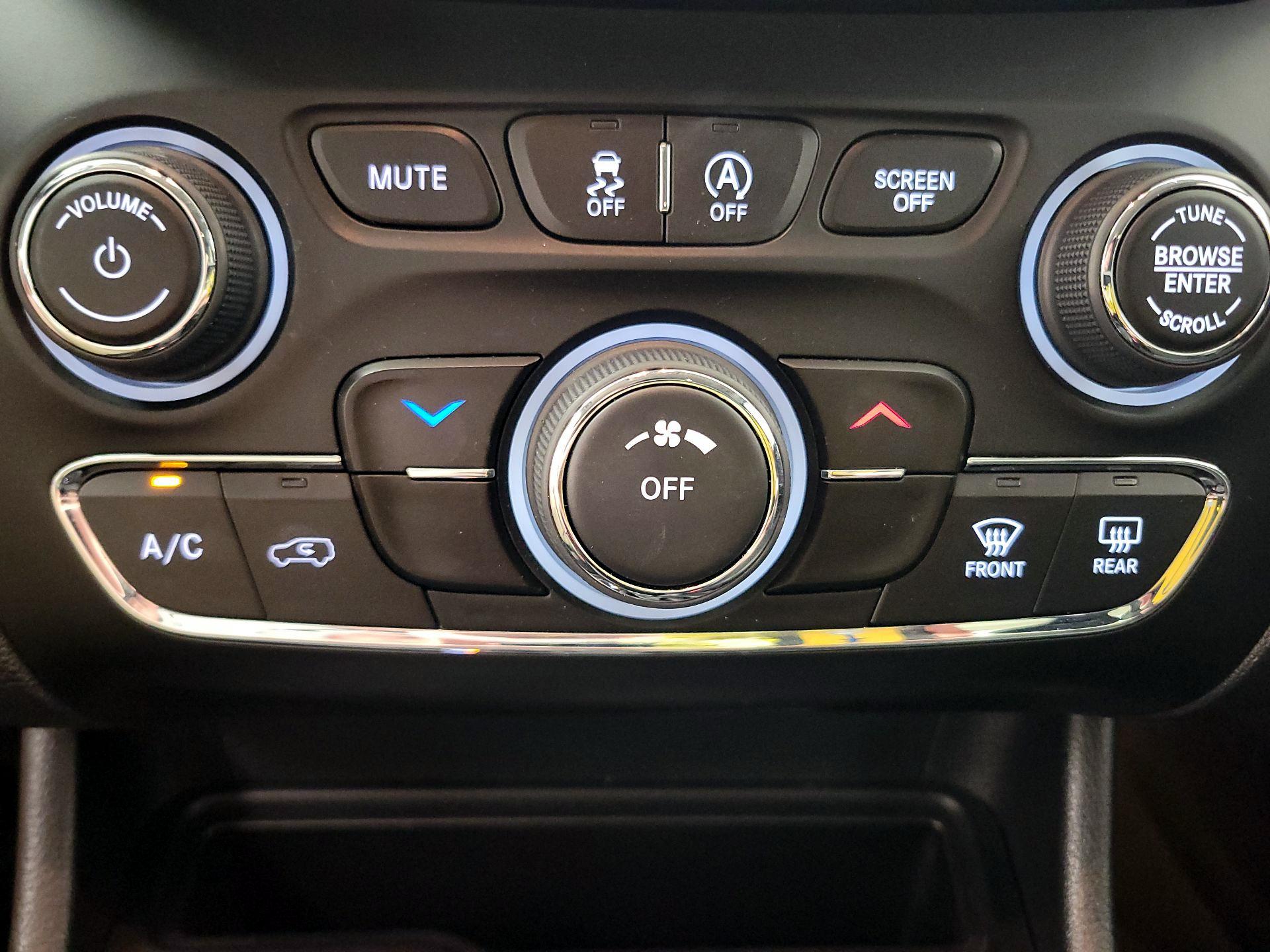 Thumbnail: 2021 Jeep Cherokee - 16