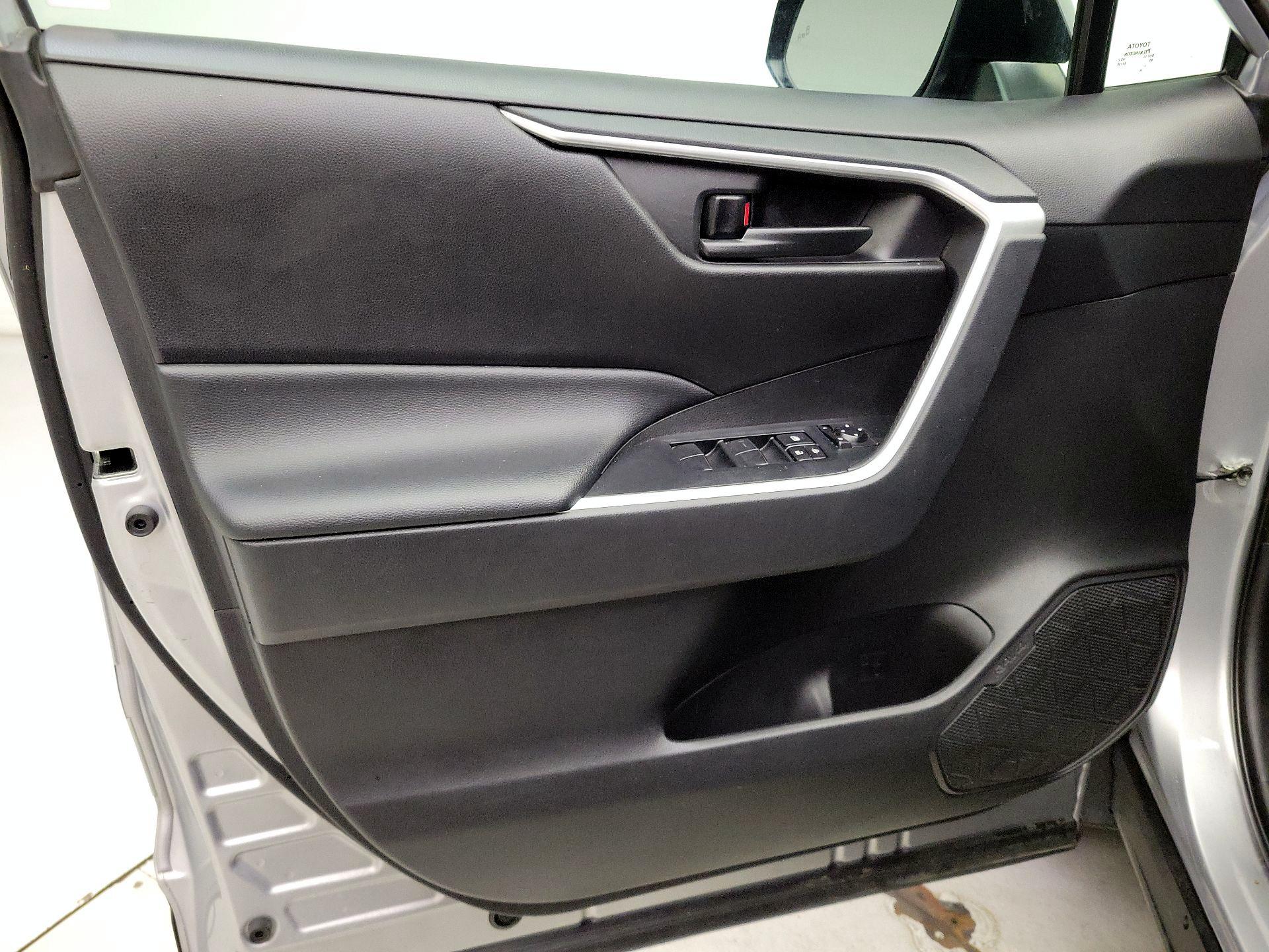 Thumbnail: 2022 Toyota RAV4 - 12