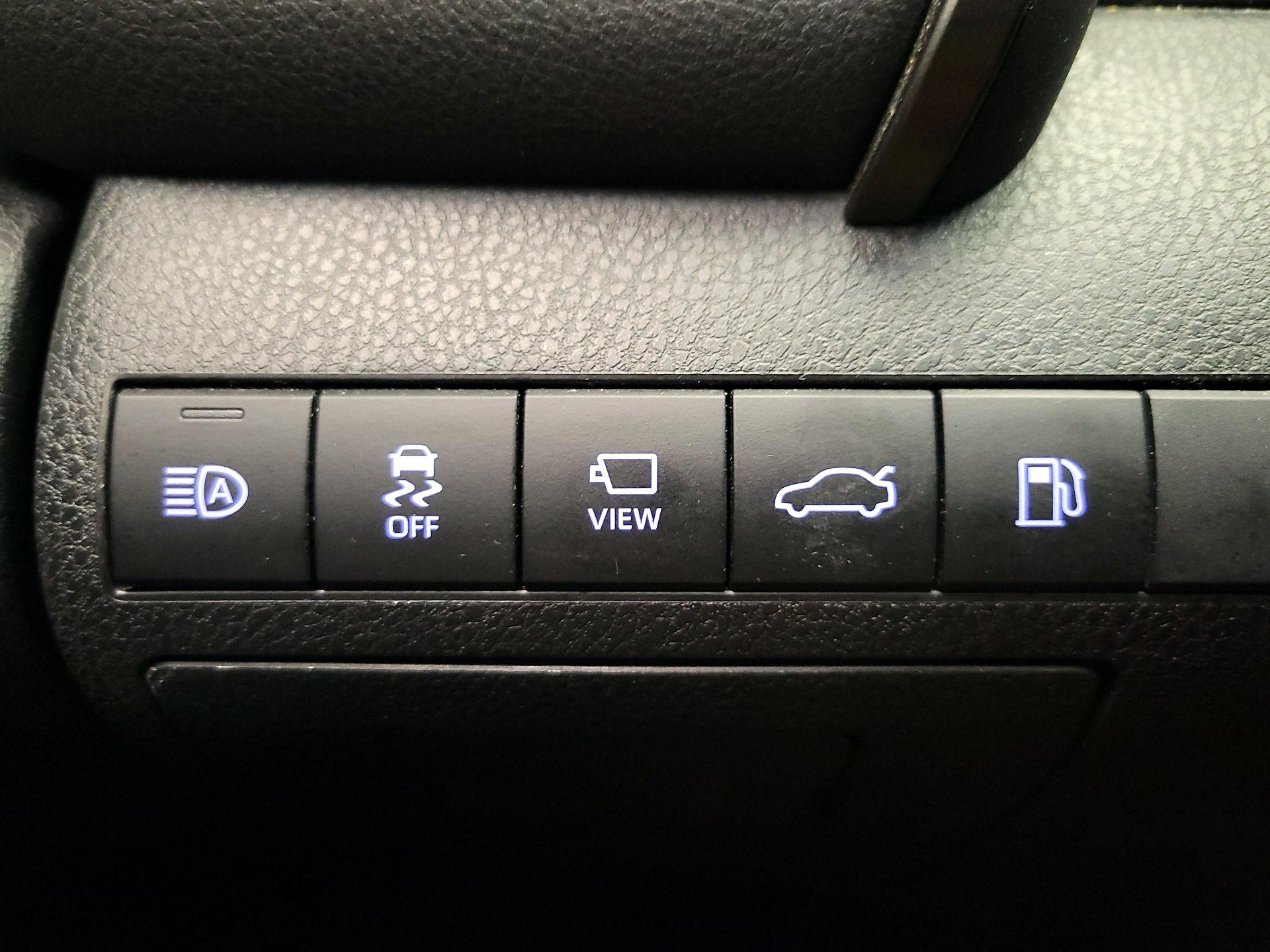 Thumbnail: 2018 Toyota Camry - 13