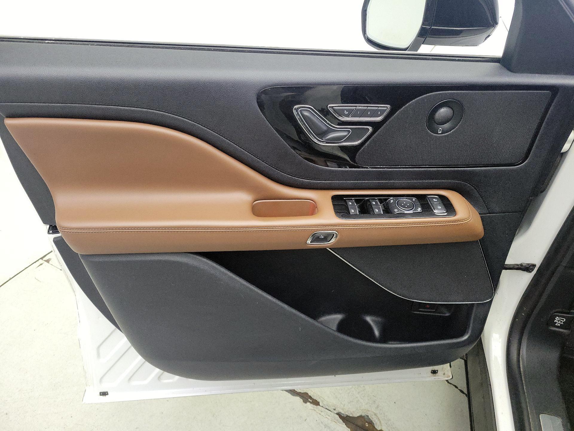 Thumbnail: 2022 Lincoln Aviator - 12