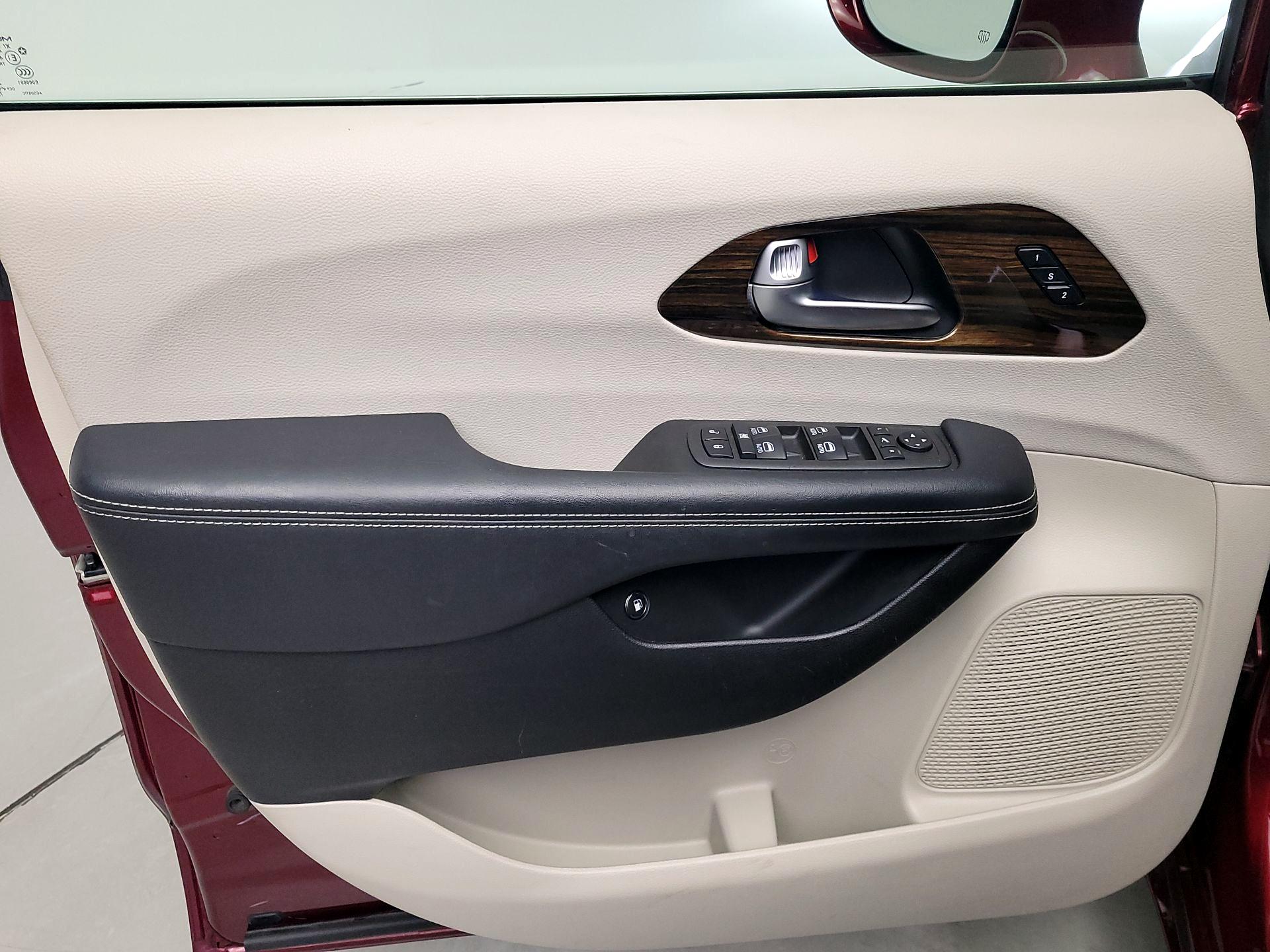 Thumbnail: 2021 Chrysler Pacifica - 12