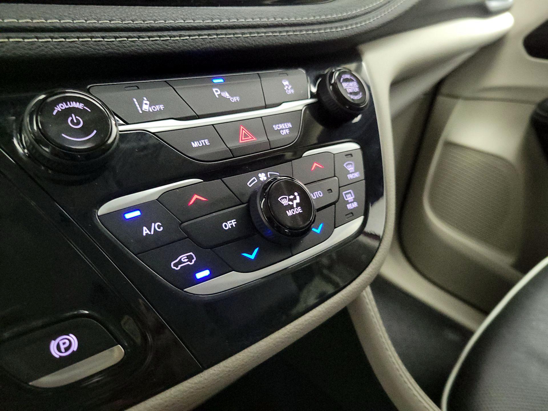 Thumbnail: 2021 Chrysler Pacifica - 17