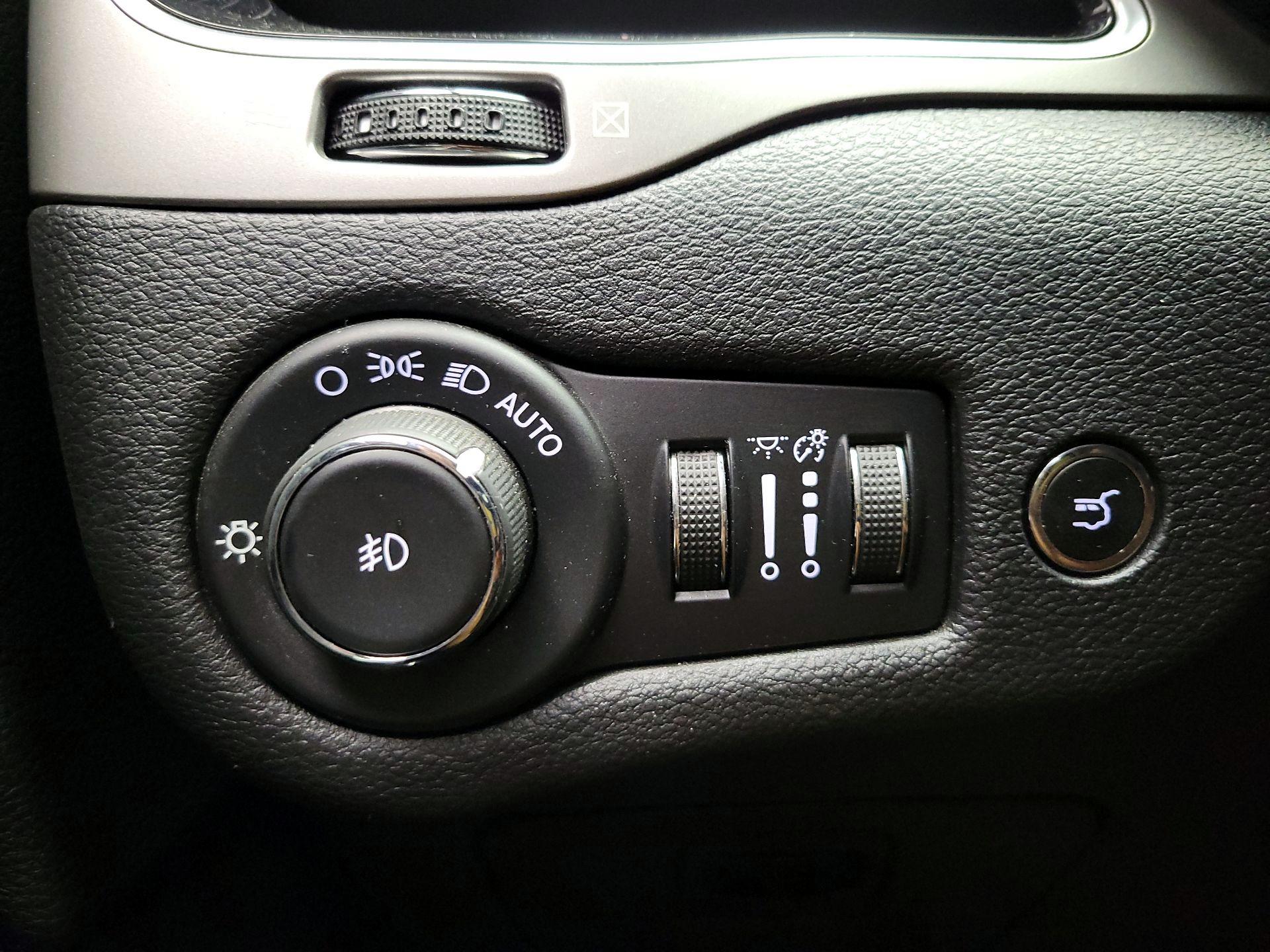 Thumbnail: 2020 Jeep Cherokee - 13