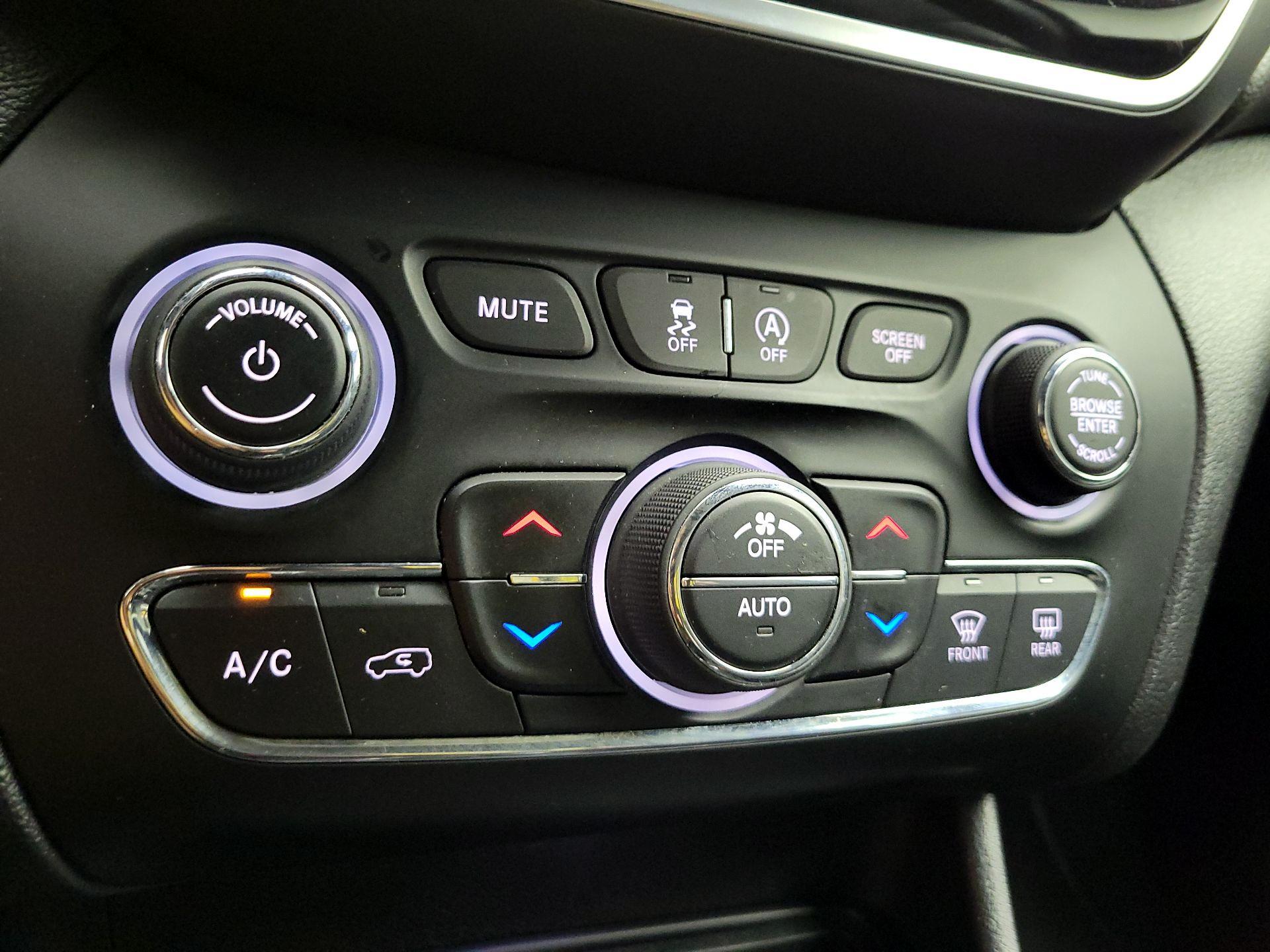 Thumbnail: 2020 Jeep Cherokee - 16