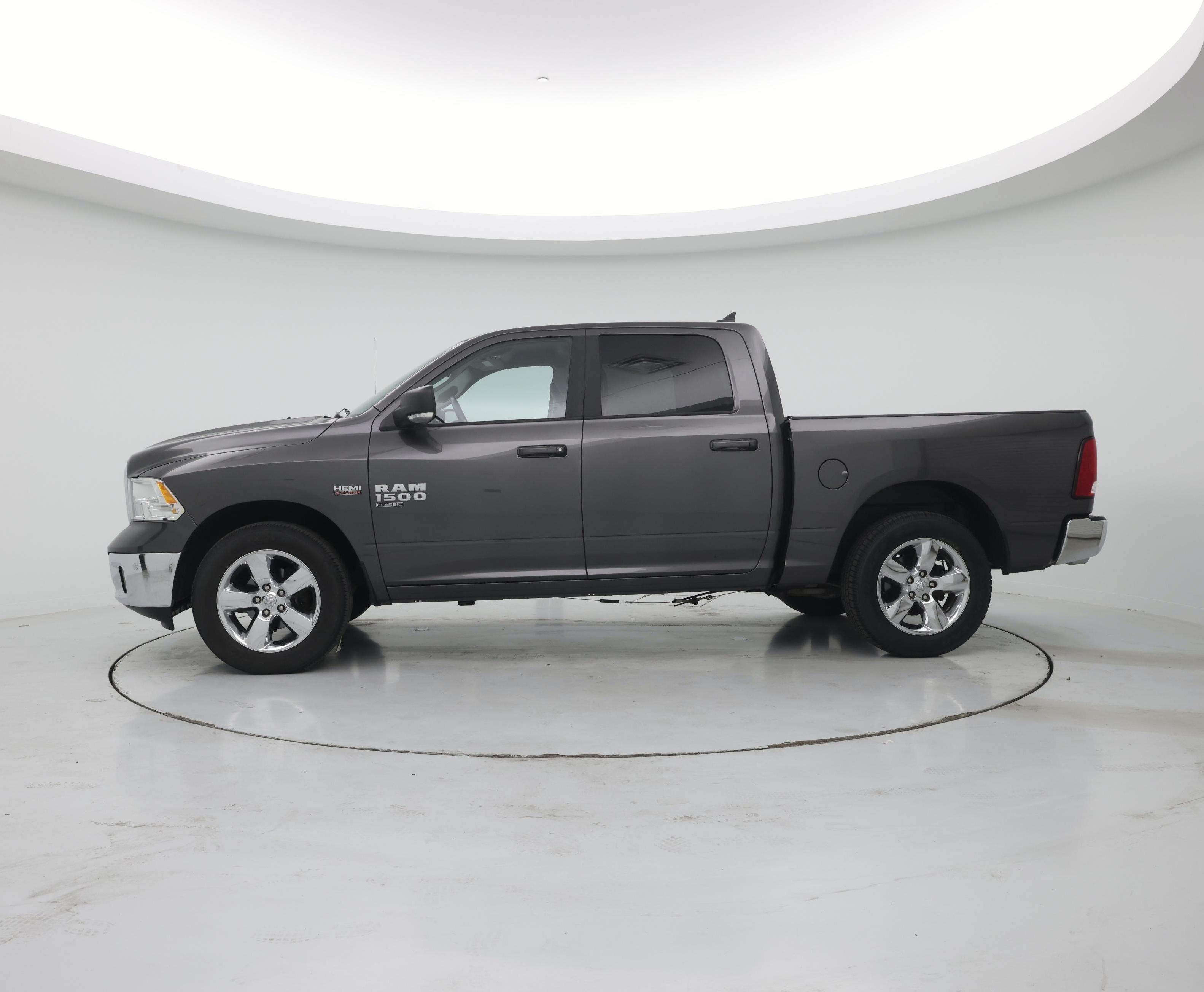 Thumbnail: 2019 RAM 1500 Classic - 3