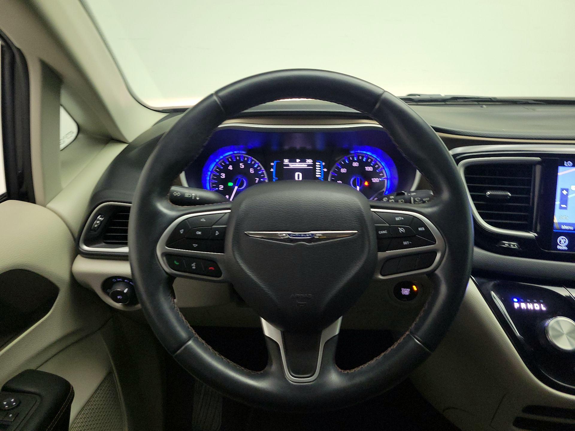 Thumbnail: 2017 Chrysler Pacifica - 10