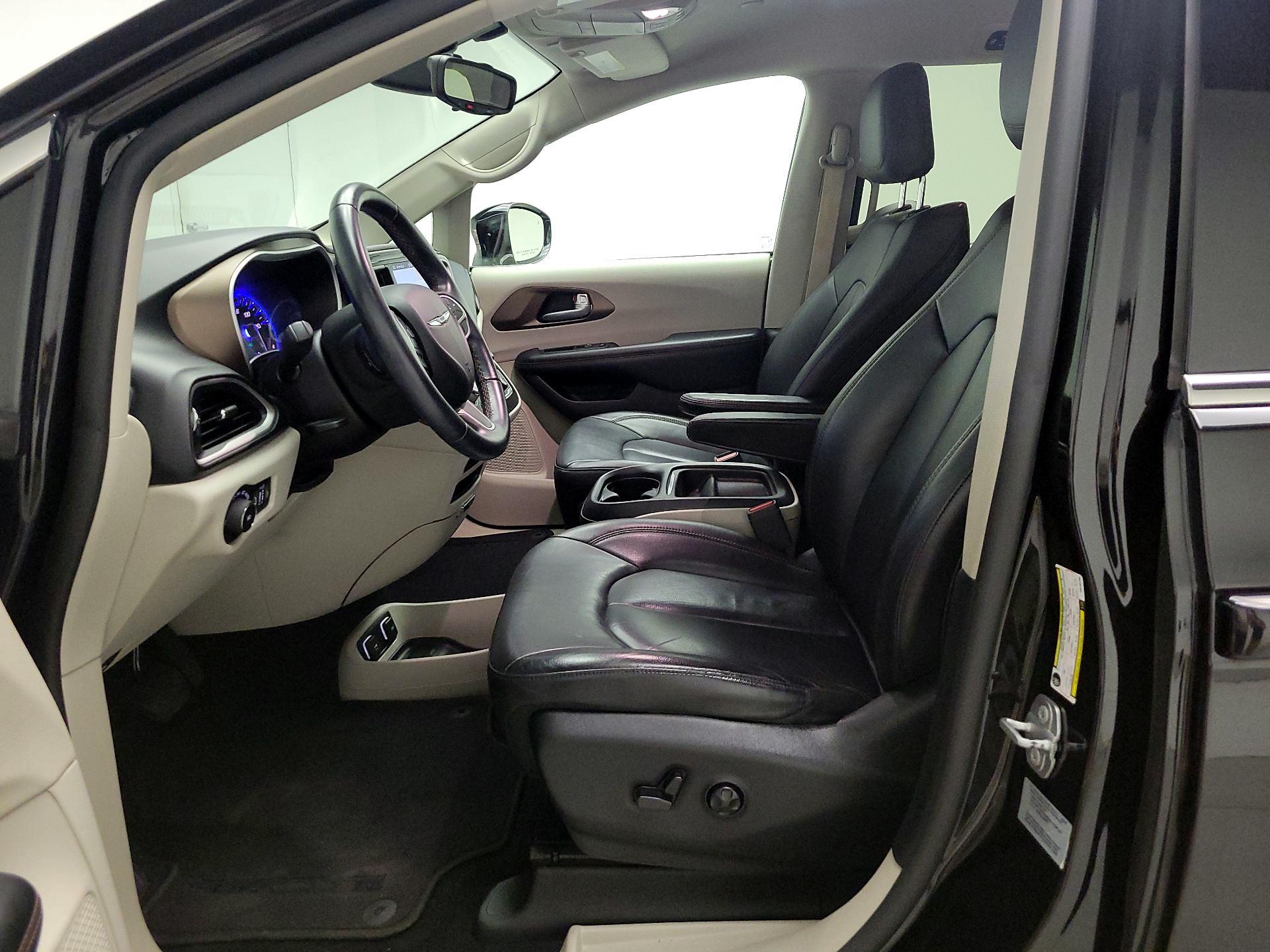 Thumbnail: 2017 Chrysler Pacifica - 11