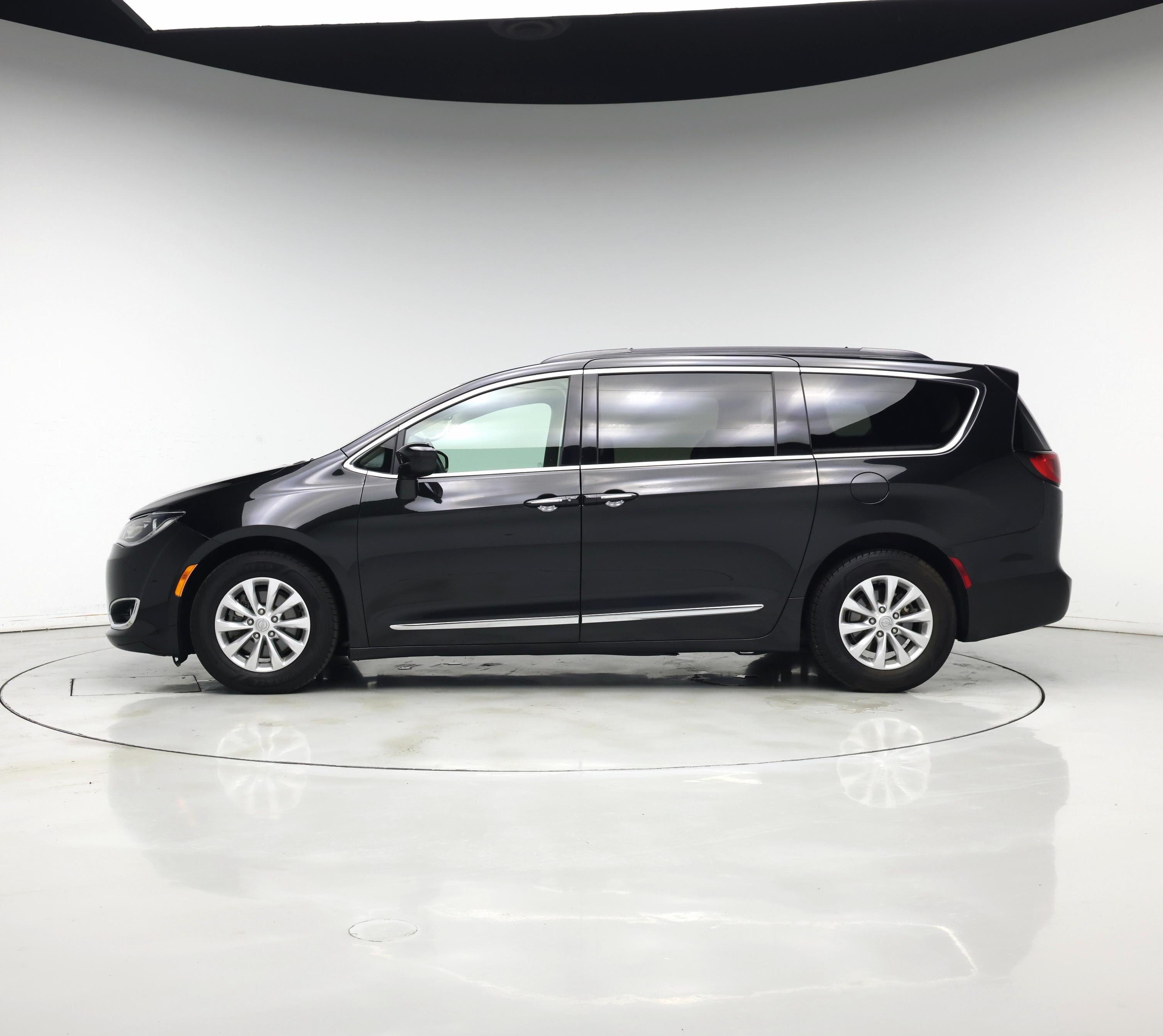 Thumbnail: 2017 Chrysler Pacifica - 3