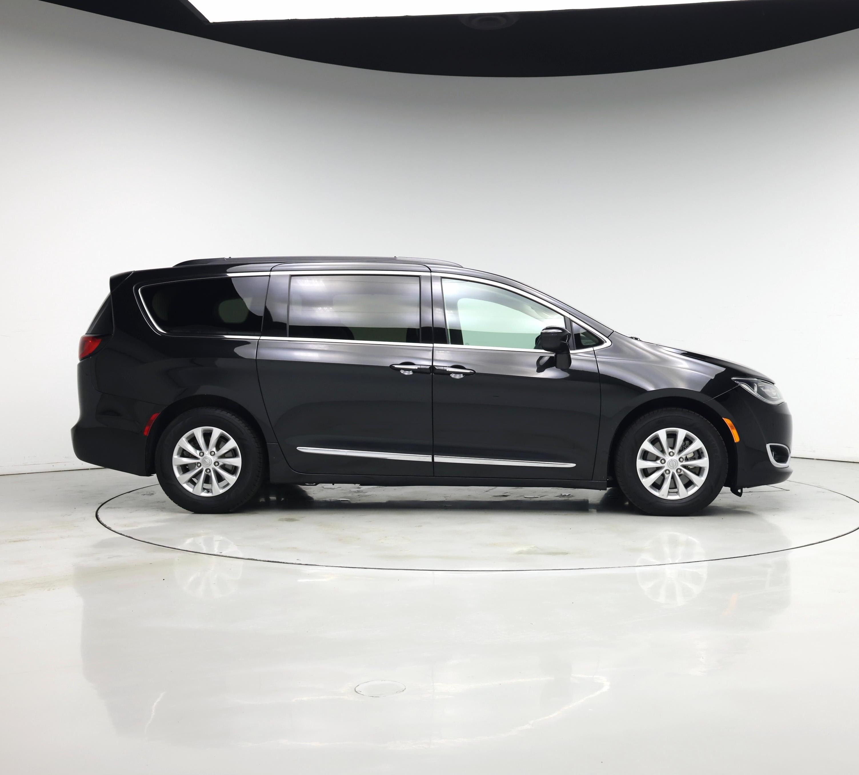 Thumbnail: 2017 Chrysler Pacifica - 7