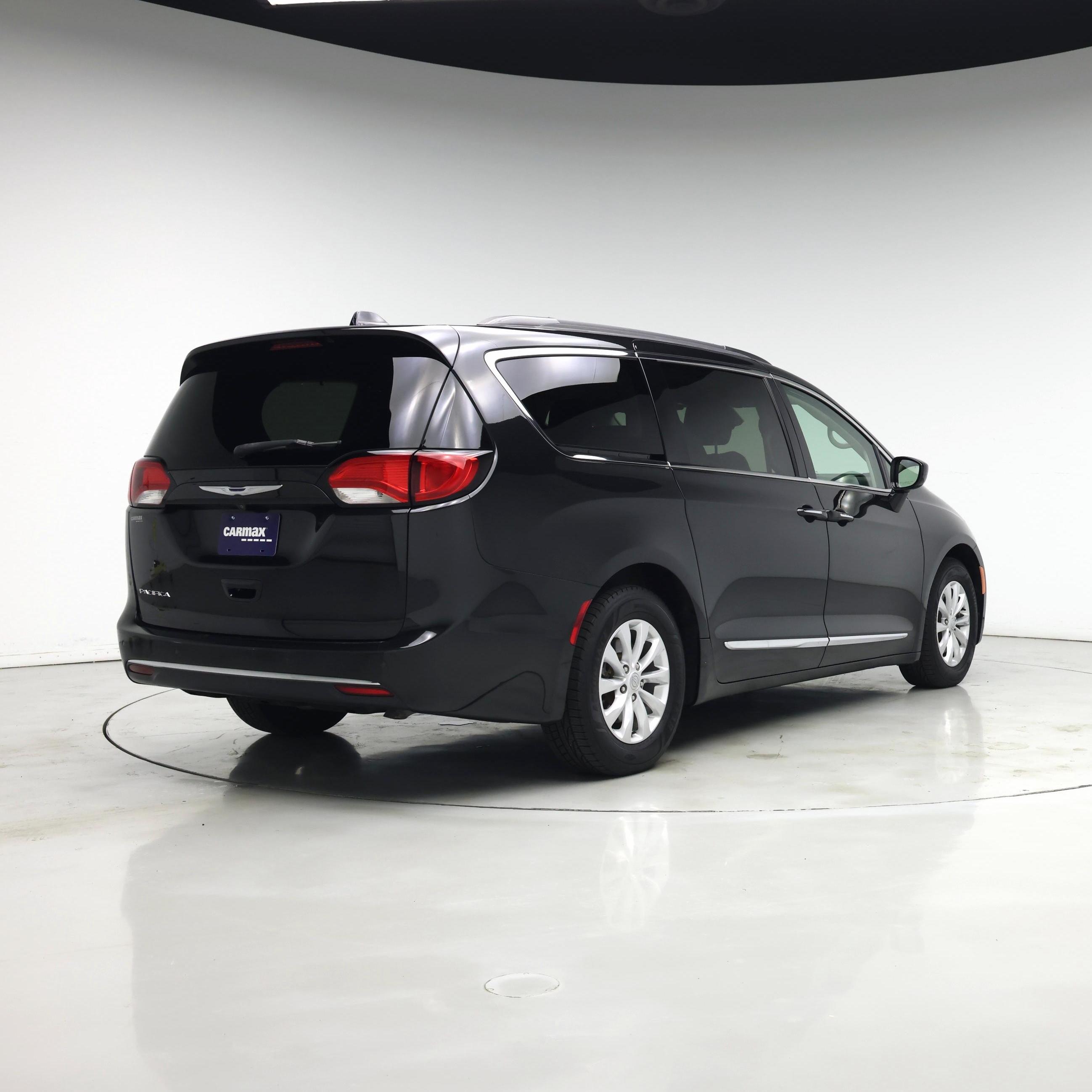 Thumbnail: 2017 Chrysler Pacifica - 8
