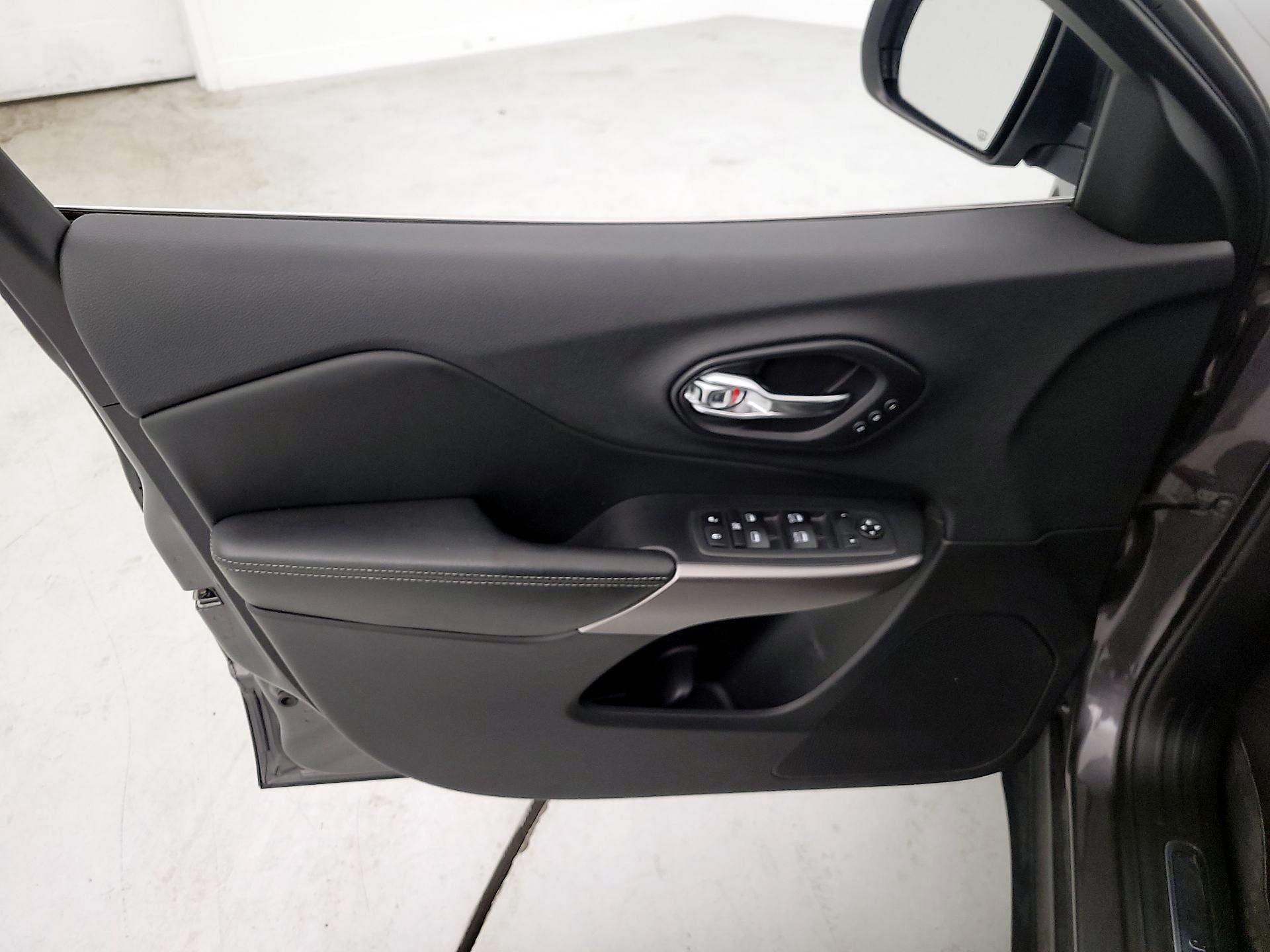 Thumbnail: 2019 Jeep Cherokee - 10