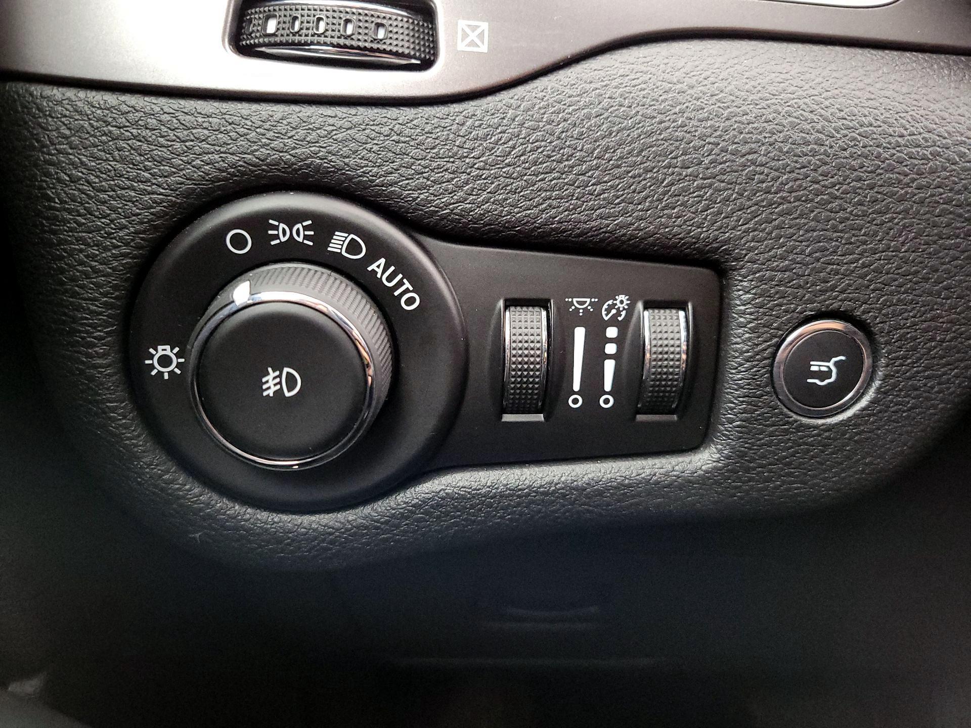 Thumbnail: 2019 Jeep Cherokee - 11
