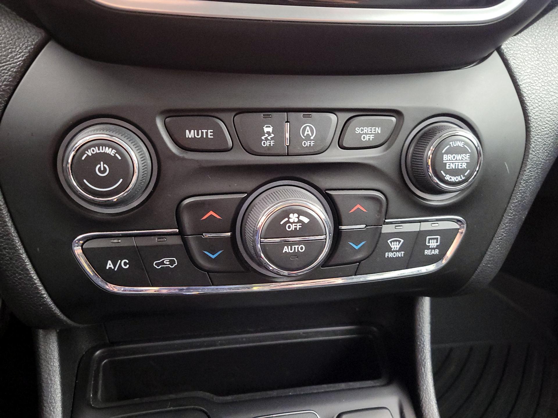 Thumbnail: 2019 Jeep Cherokee - 14