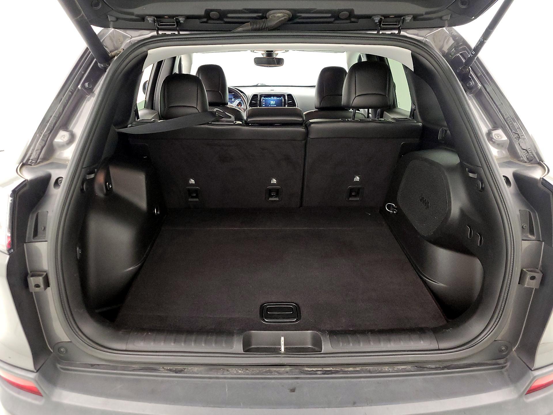 Thumbnail: 2019 Jeep Cherokee - 18