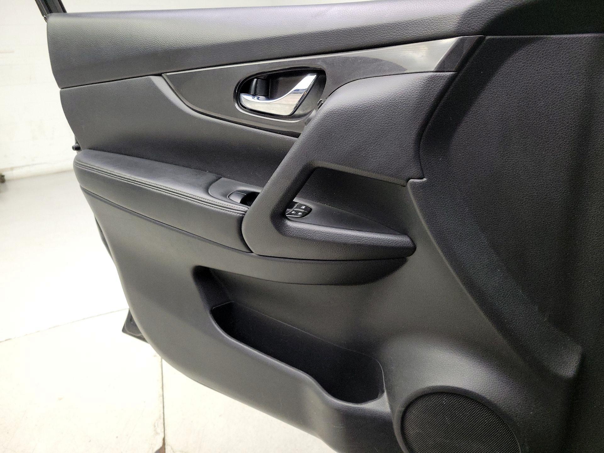 Thumbnail: 2017 Nissan Rogue - 12