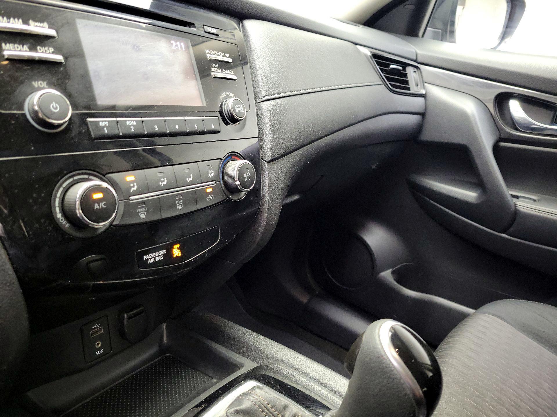 Thumbnail: 2017 Nissan Rogue - 16