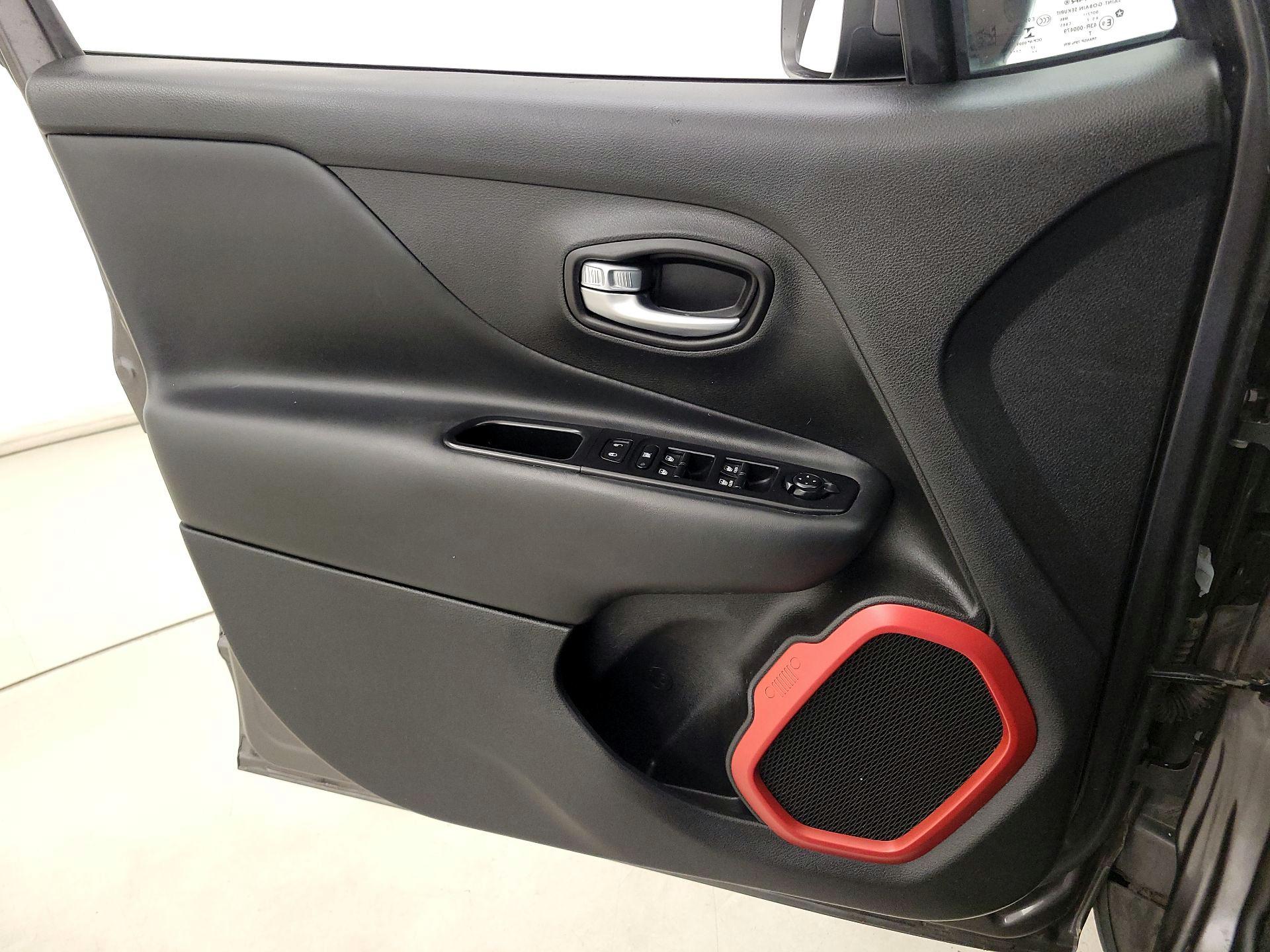 Thumbnail: 2017 Jeep Renegade - 12